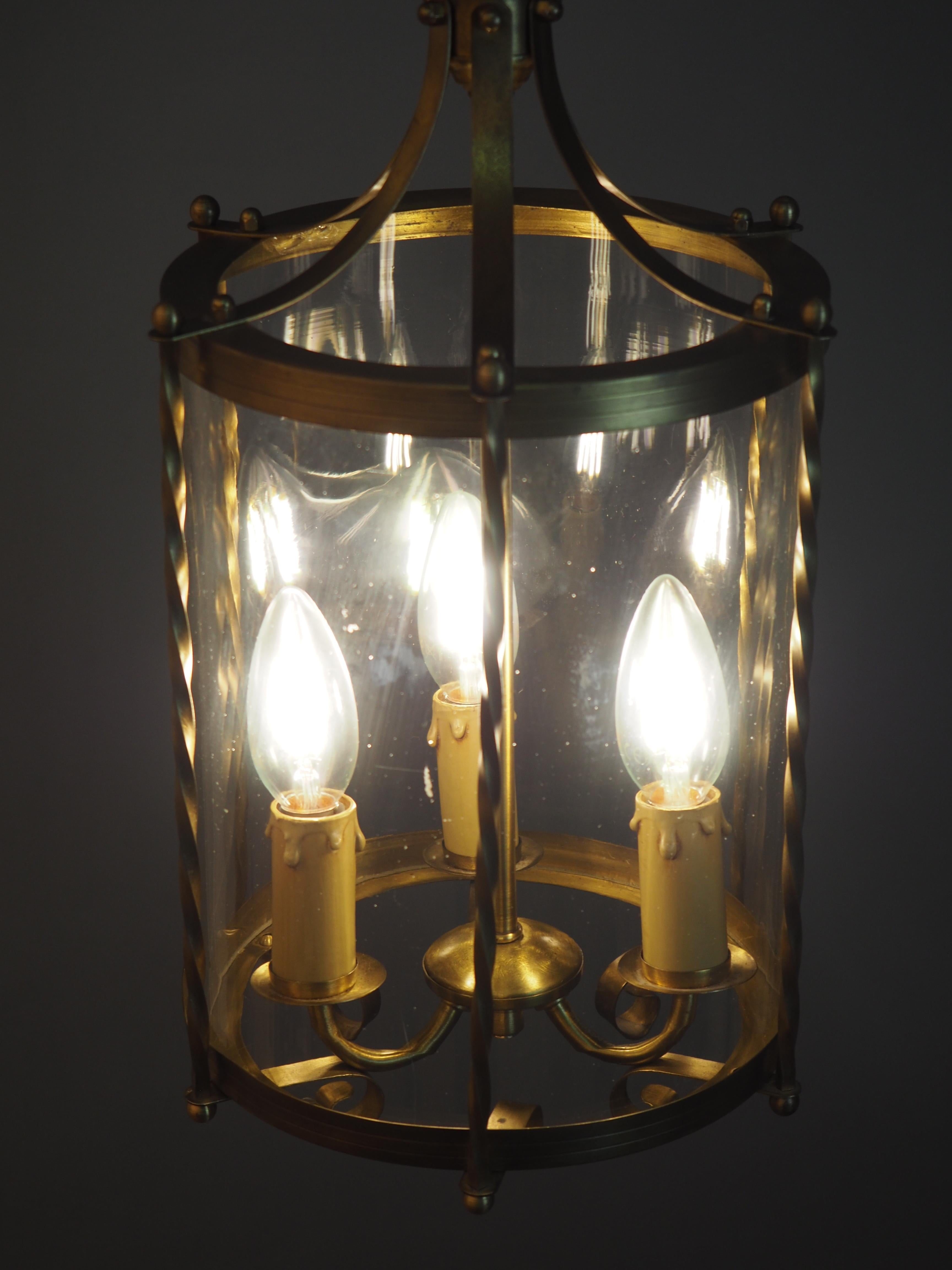 Pendentif à trois lumières en laiton et verre français:: lanterne cylindrique:: circa 1960s en vente 1