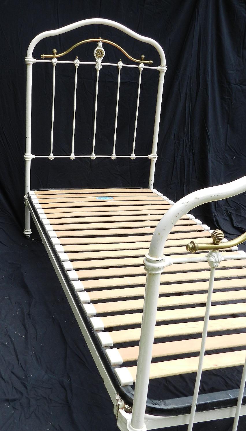 French Brass and Iron Bed Single with Wood Slat Base Original Paint, circa 1890 (Gemalt)