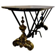 Table centrale française en laiton et fer avec plateau en marbre