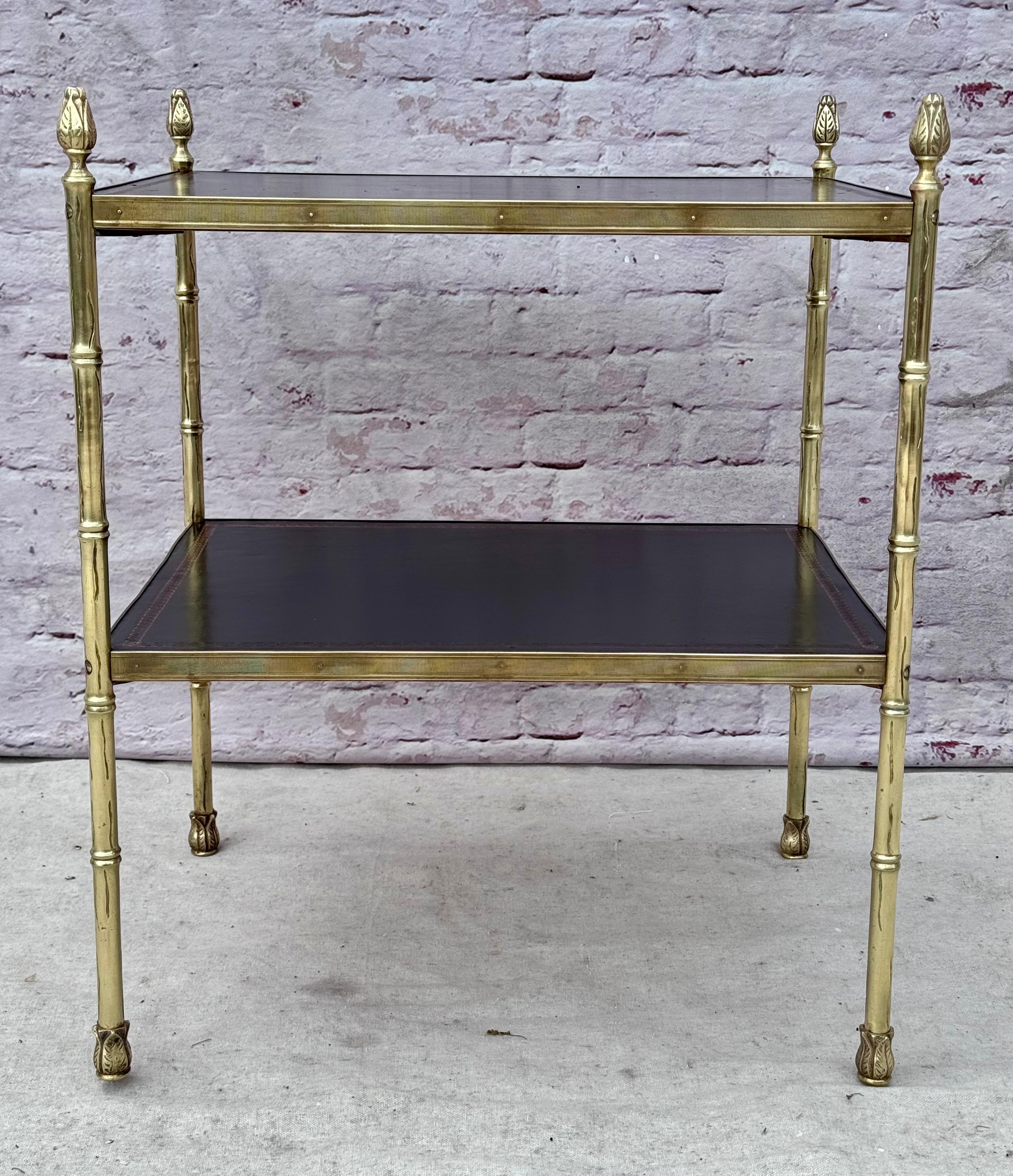 Table d'appoint française en laiton et cuir style Maison Jansen en vente 3