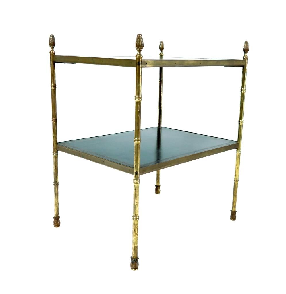 Français Table d'appoint française en laiton et cuir style Maison Jansen en vente