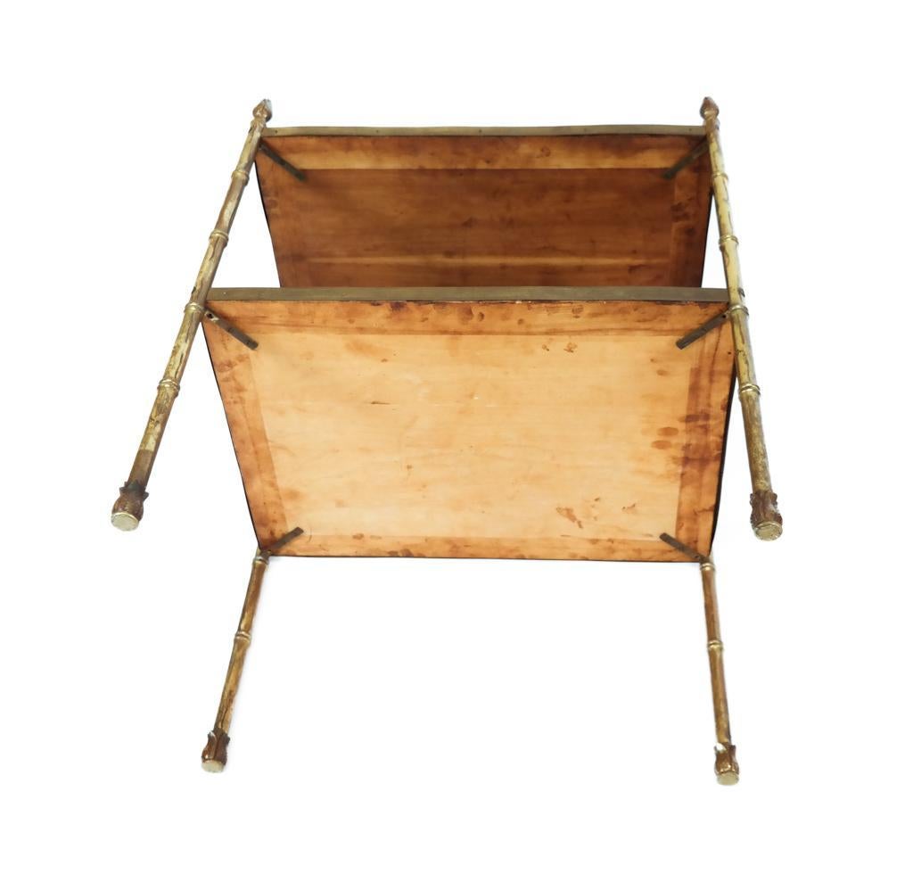 20ième siècle Table d'appoint française en laiton et cuir style Maison Jansen en vente