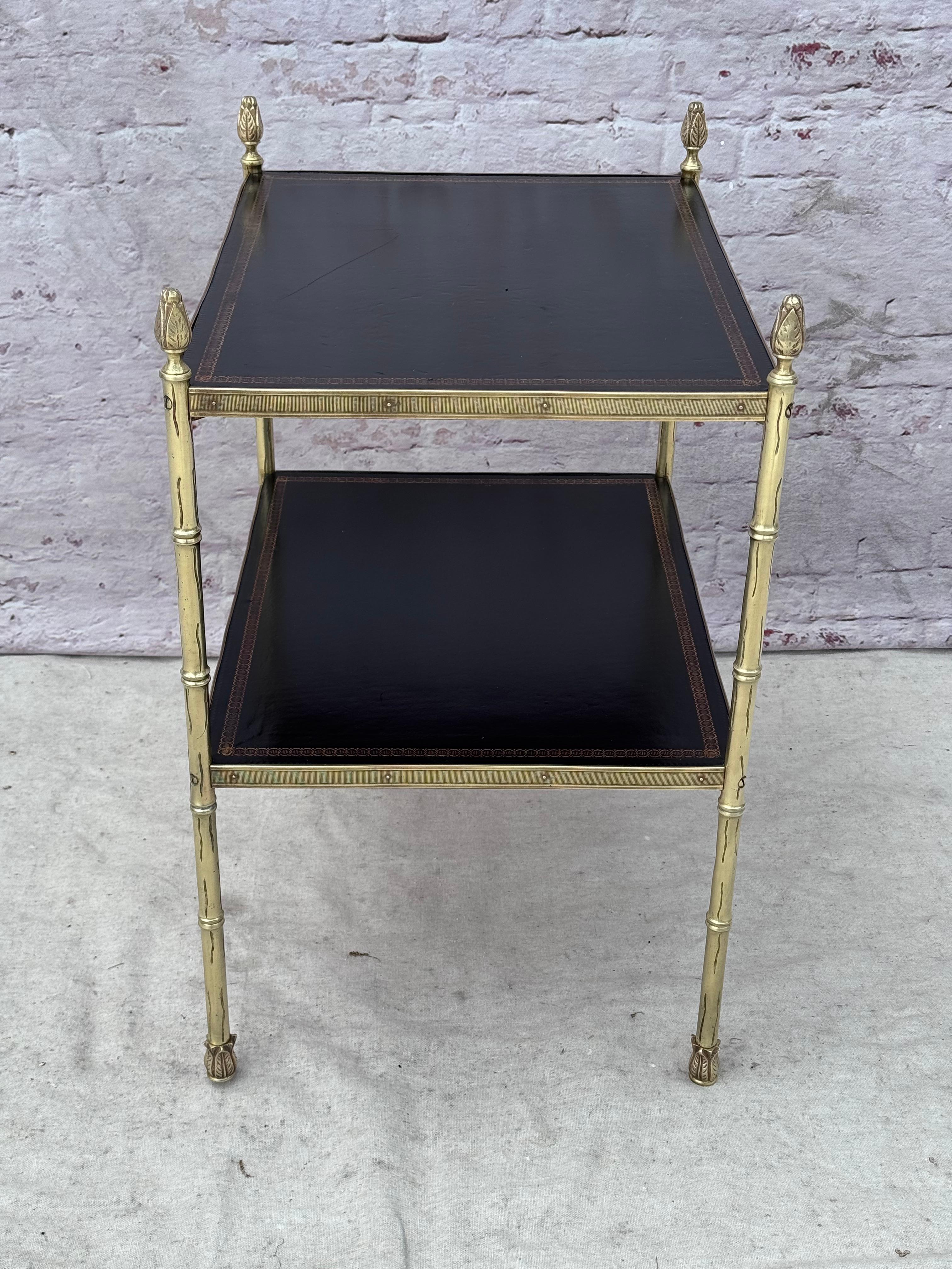 Laiton Table d'appoint française en laiton et cuir style Maison Jansen en vente