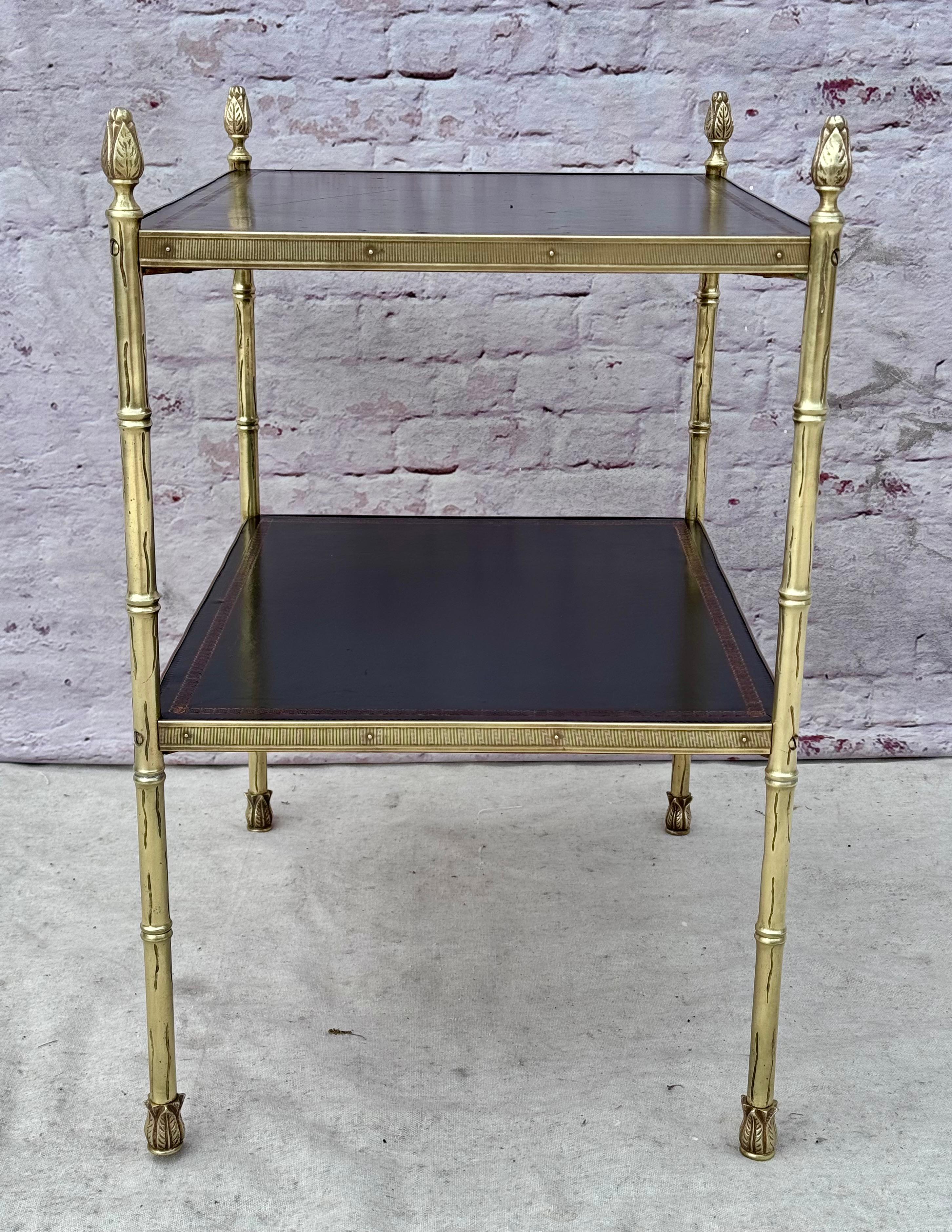 Table d'appoint française en laiton et cuir style Maison Jansen en vente 1