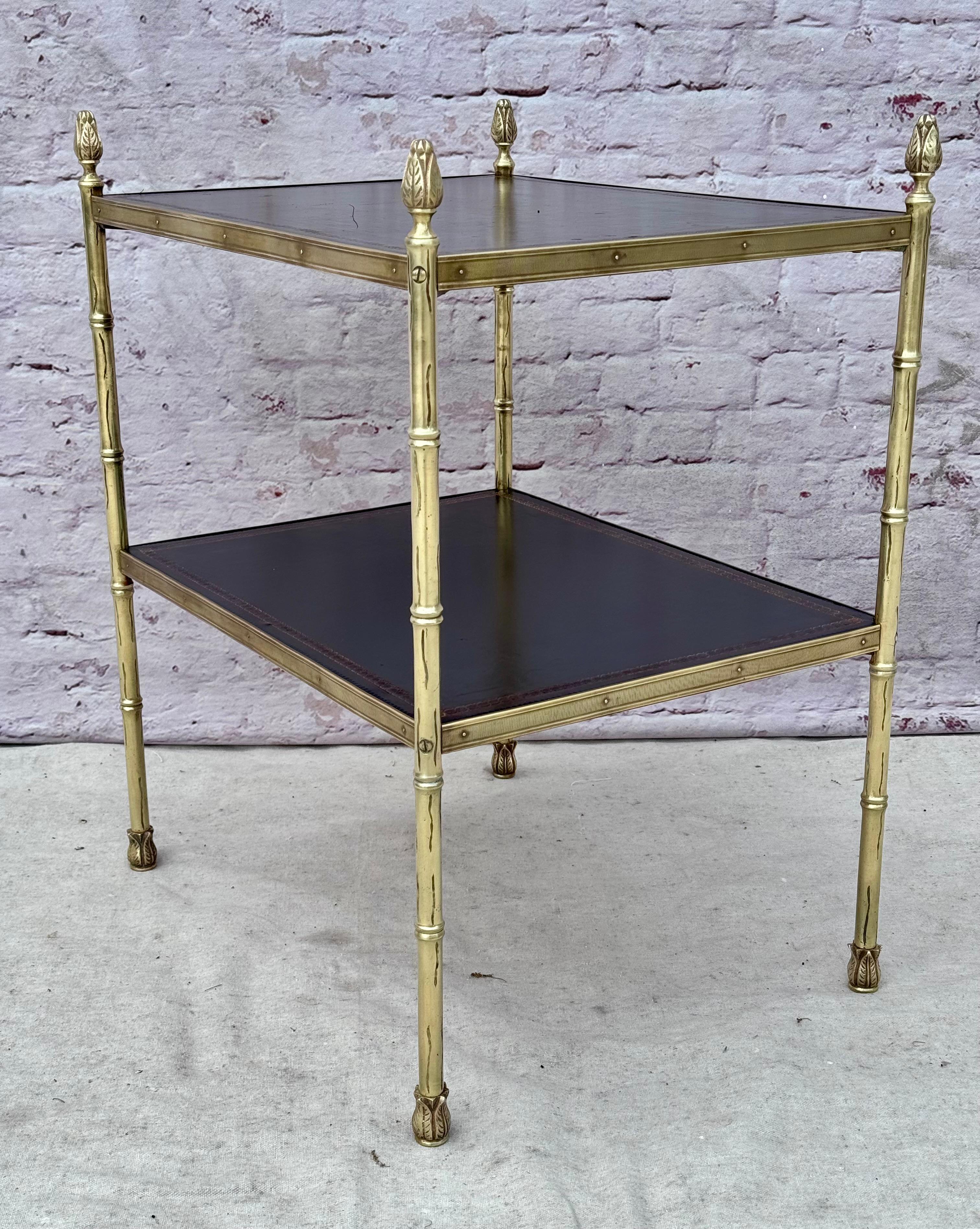 Table d'appoint française en laiton et cuir style Maison Jansen en vente 2
