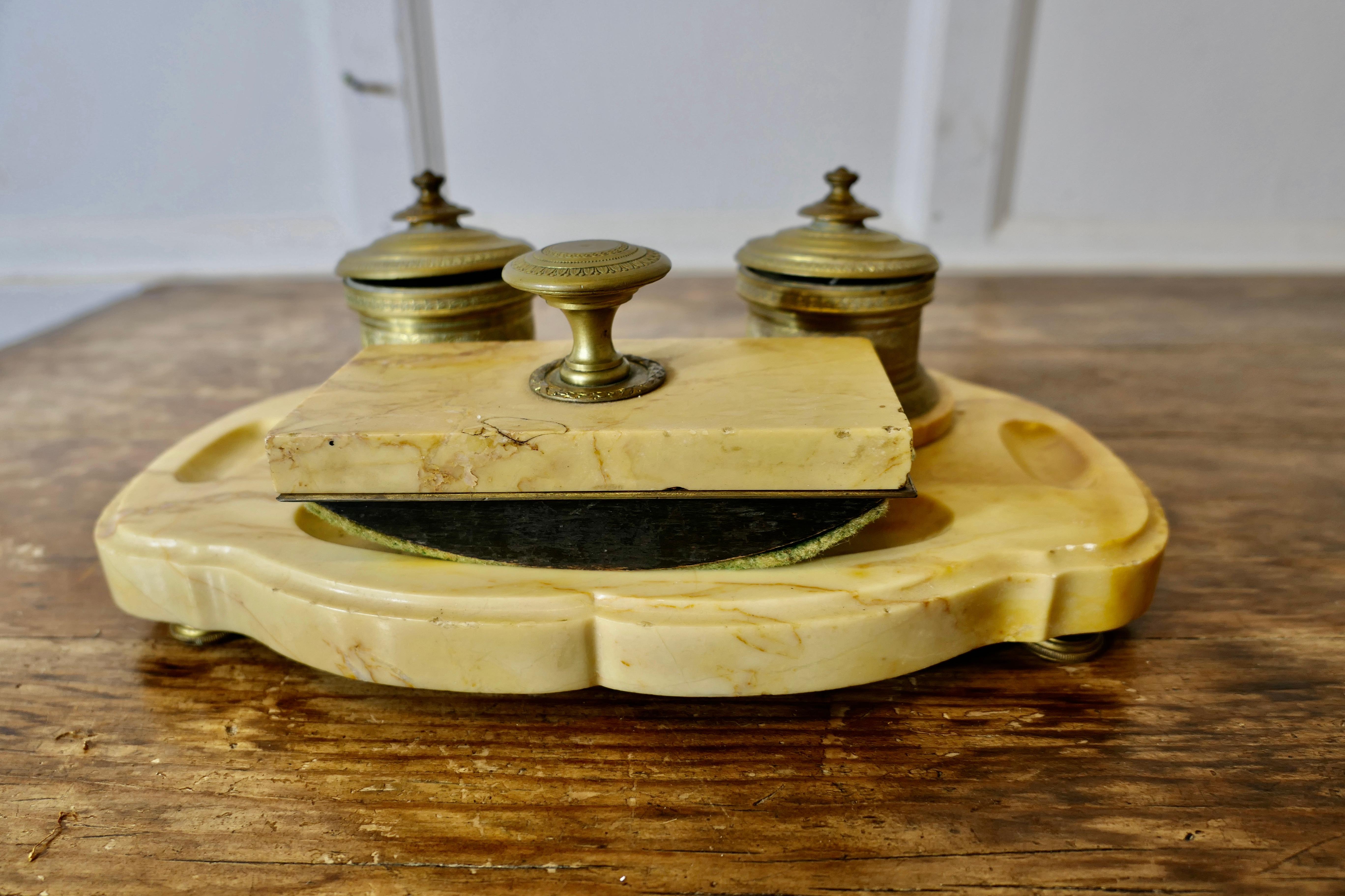 Calamaio da tavolo francese in ottone e marmo 

Si tratta di un calamaio da tavolo molto attraente, il supporto è in marmo e contiene due calamai in ottone cesellato, rivestiti in vetro.  un appoggio per la penna al centro e scanalature per clip e