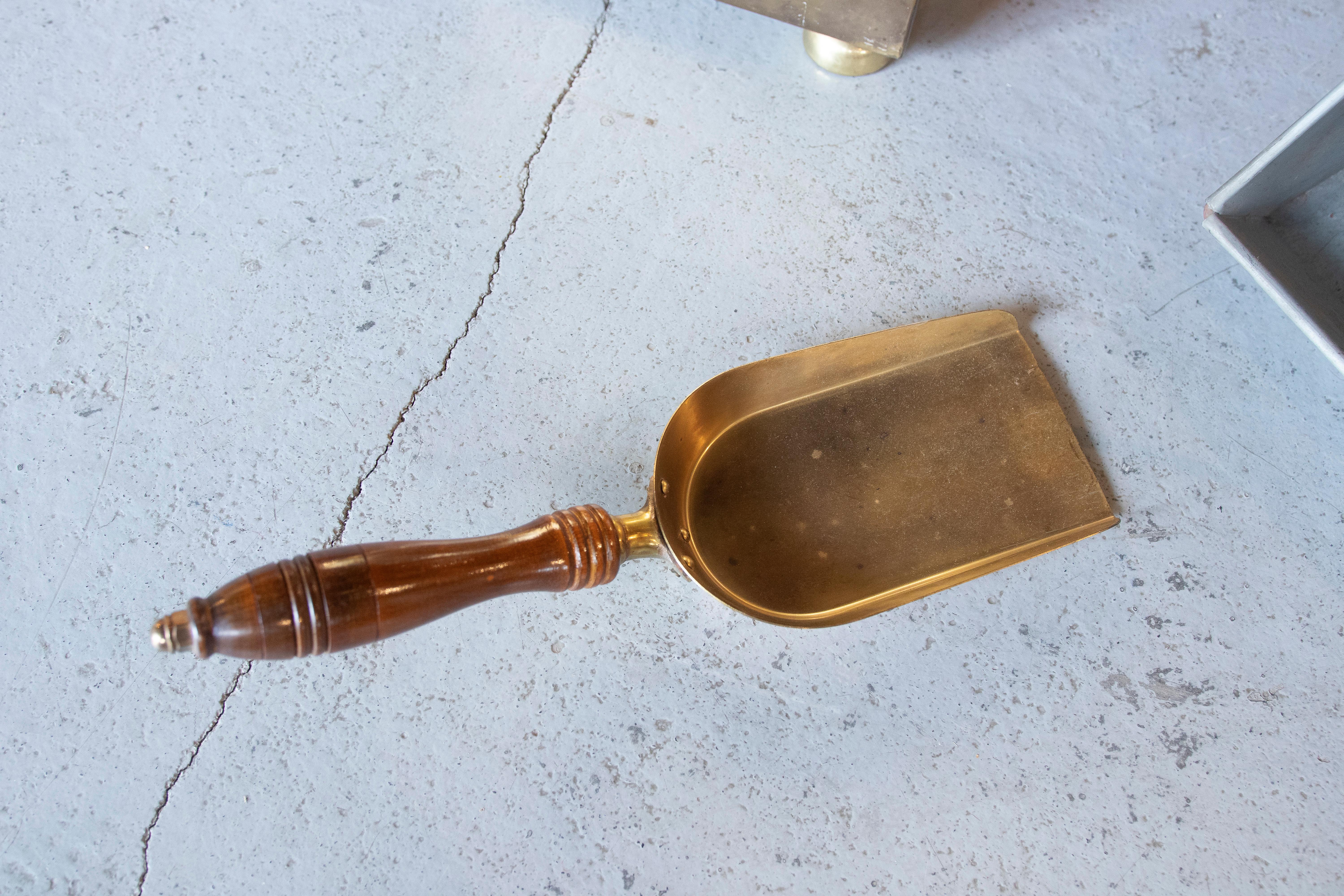 French Brass and Metal Fireplace Ash Pan with Shovel For Sale 9