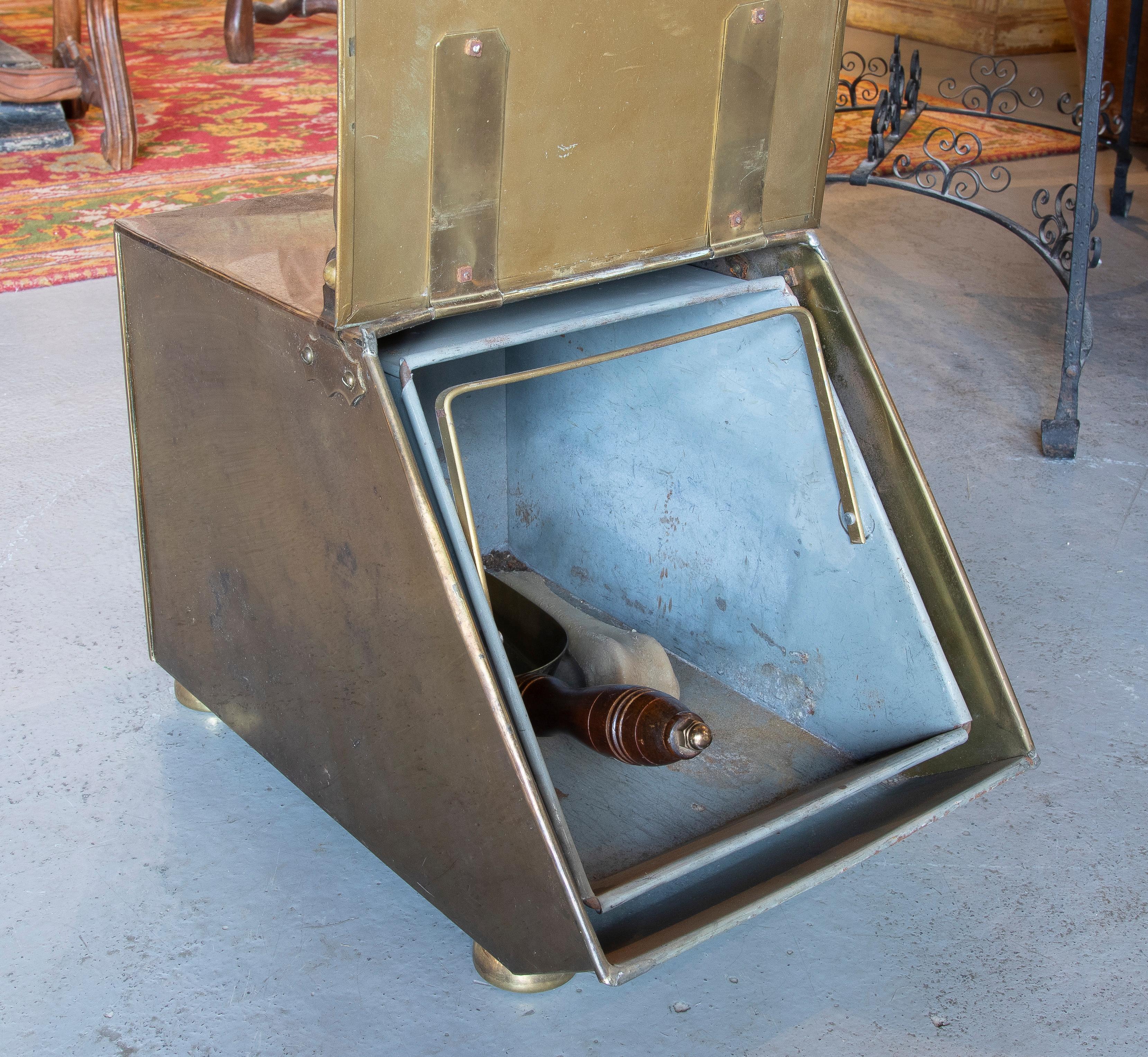 French Brass and Metal Fireplace Ash Pan with Shovel In Good Condition For Sale In Marbella, ES