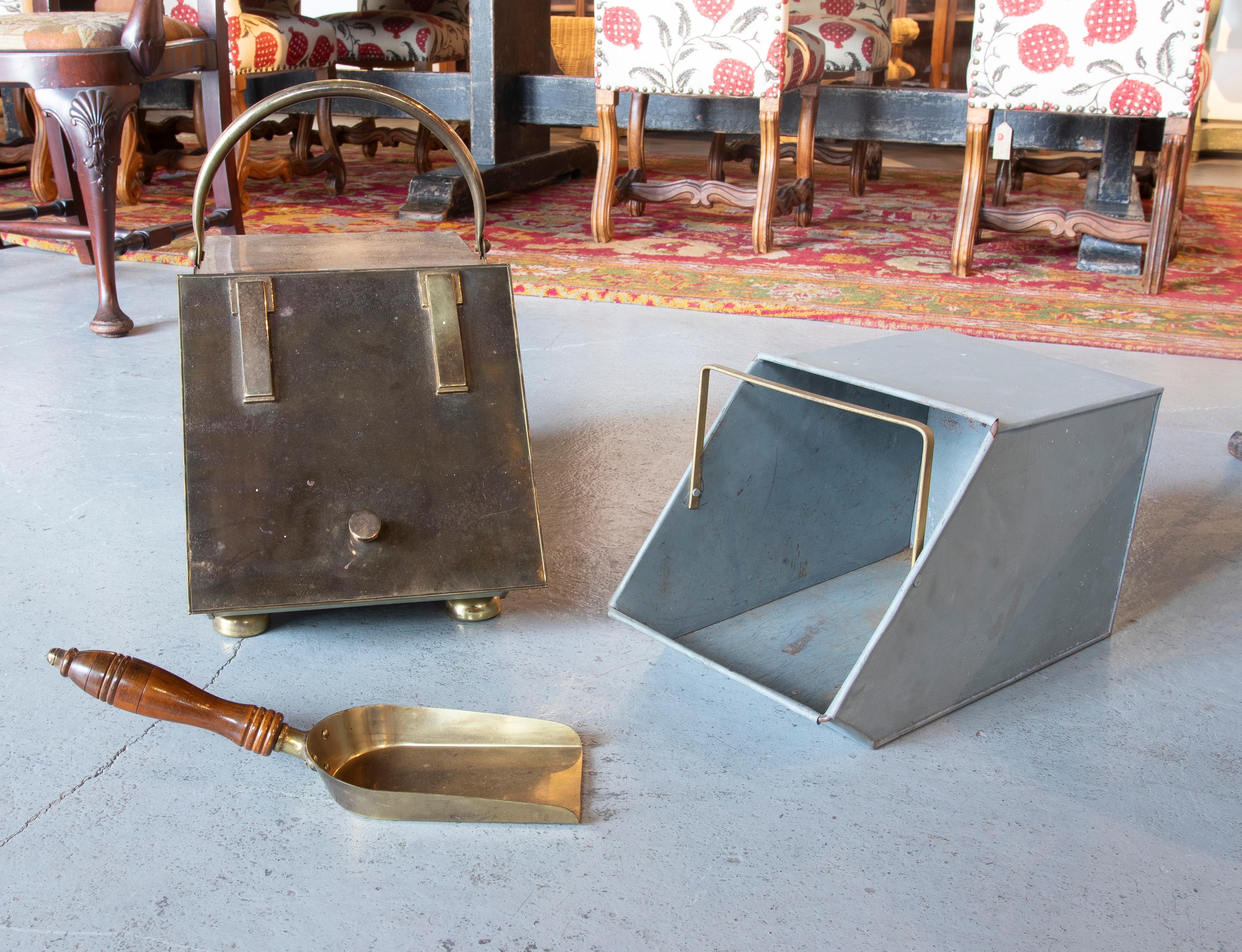 French Brass and Metal Fireplace Ash Pan with Shovel For Sale 2