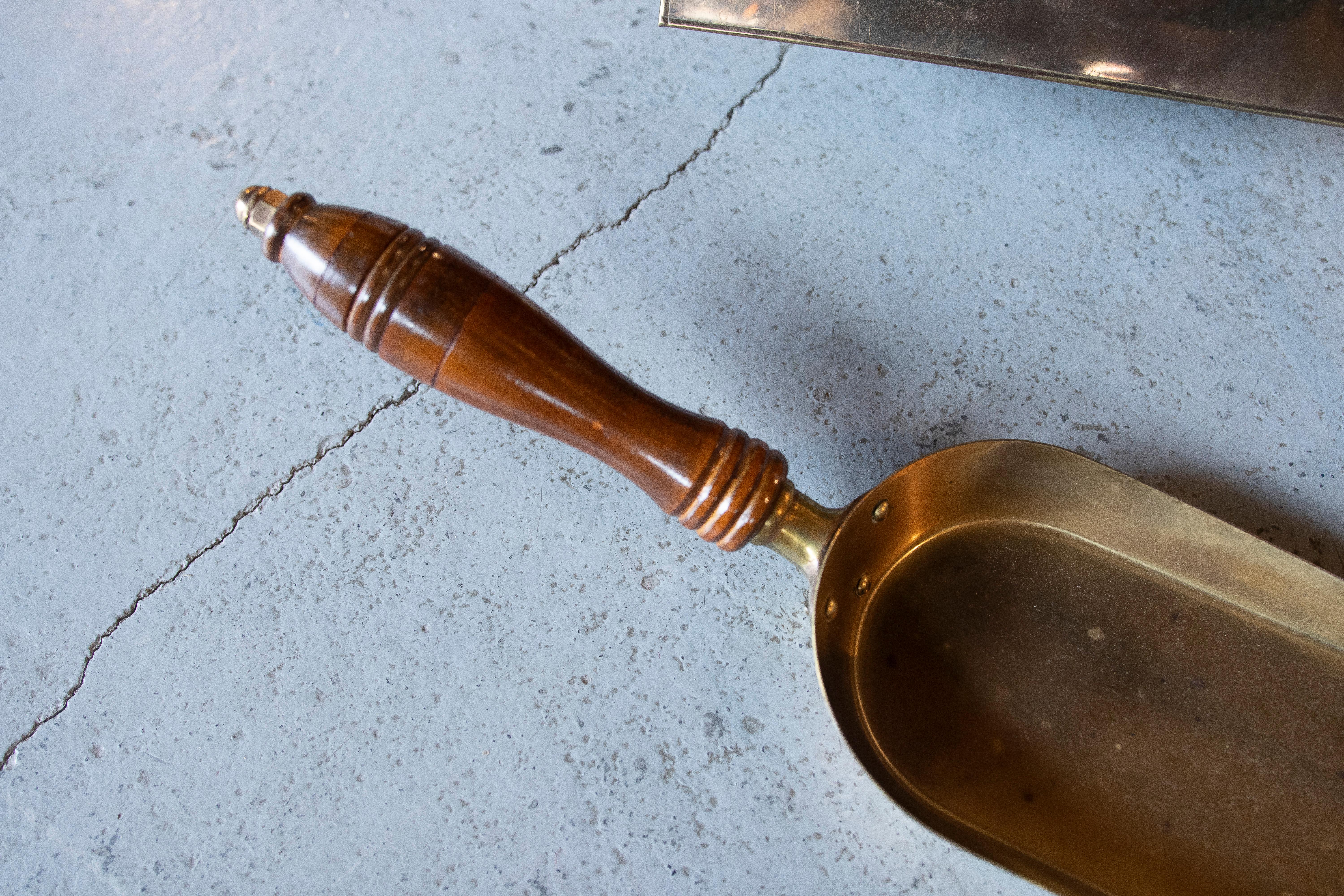 French Brass and Metal Fireplace Ash Pan with Shovel For Sale 3