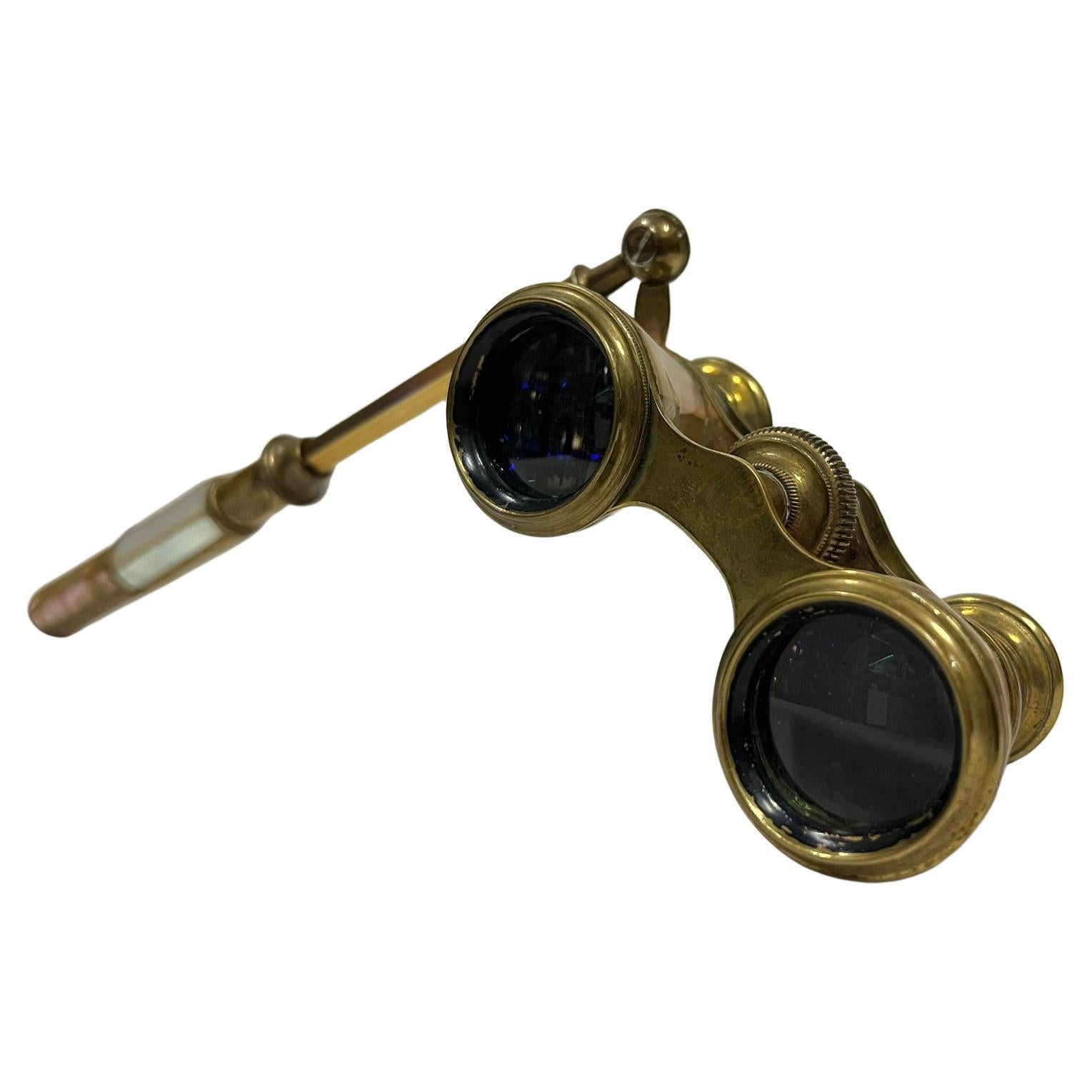 French opera glasses made of brass and mother of pearl around 1900, good original condition.