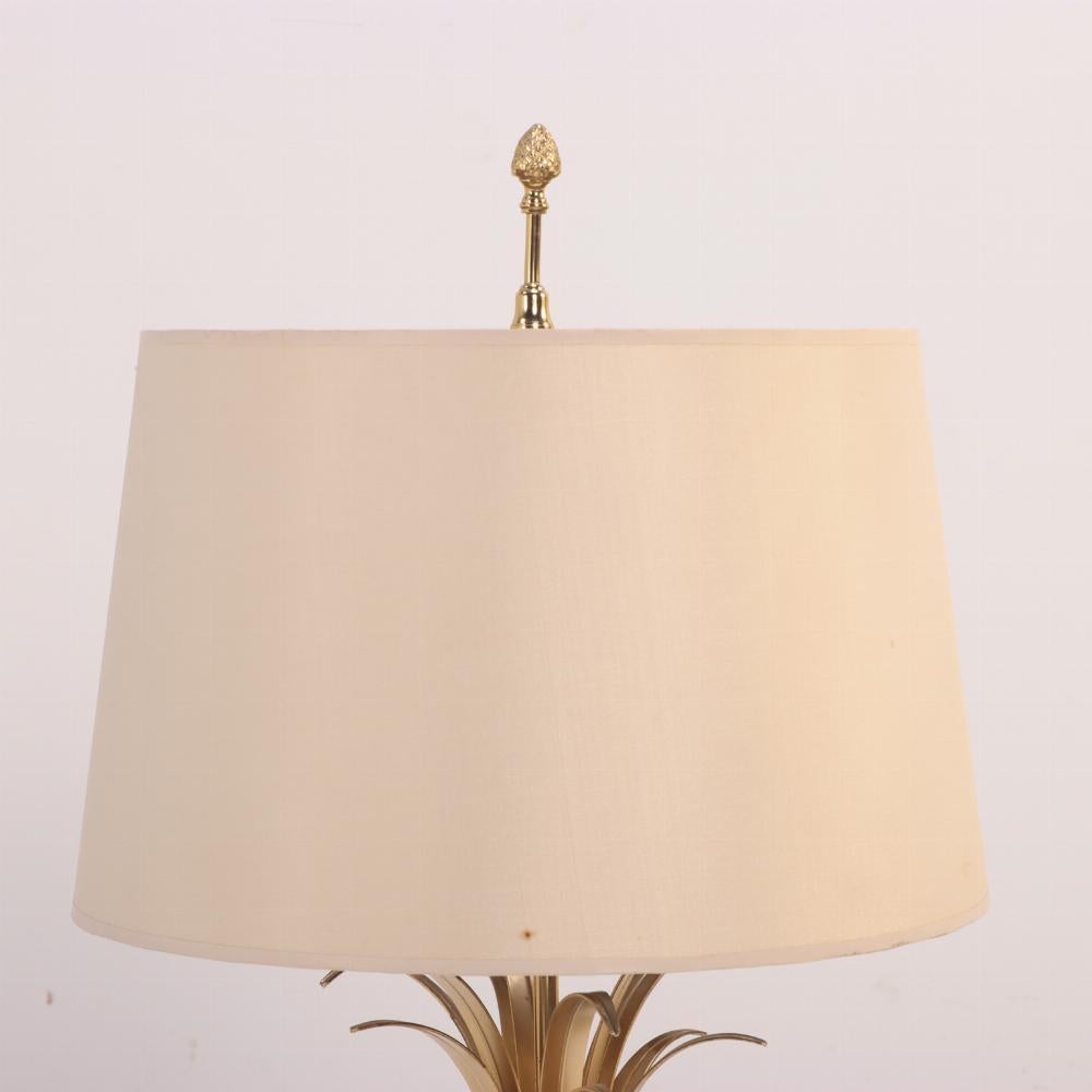 Français Lampe de table française en laiton et acier poli attribuée à la Maison Charles C 1950. en vente