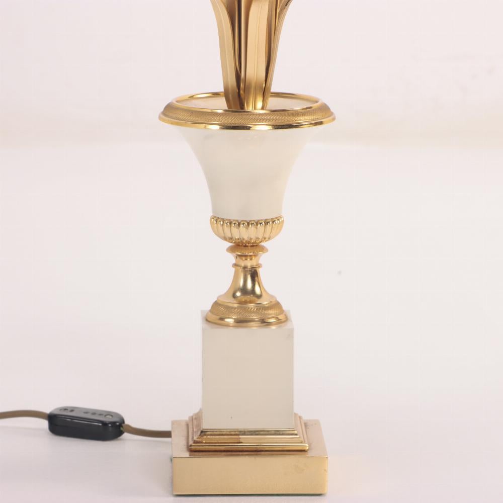 20ième siècle Lampe de table française en laiton et acier poli attribuée à la Maison Charles C 1950. en vente
