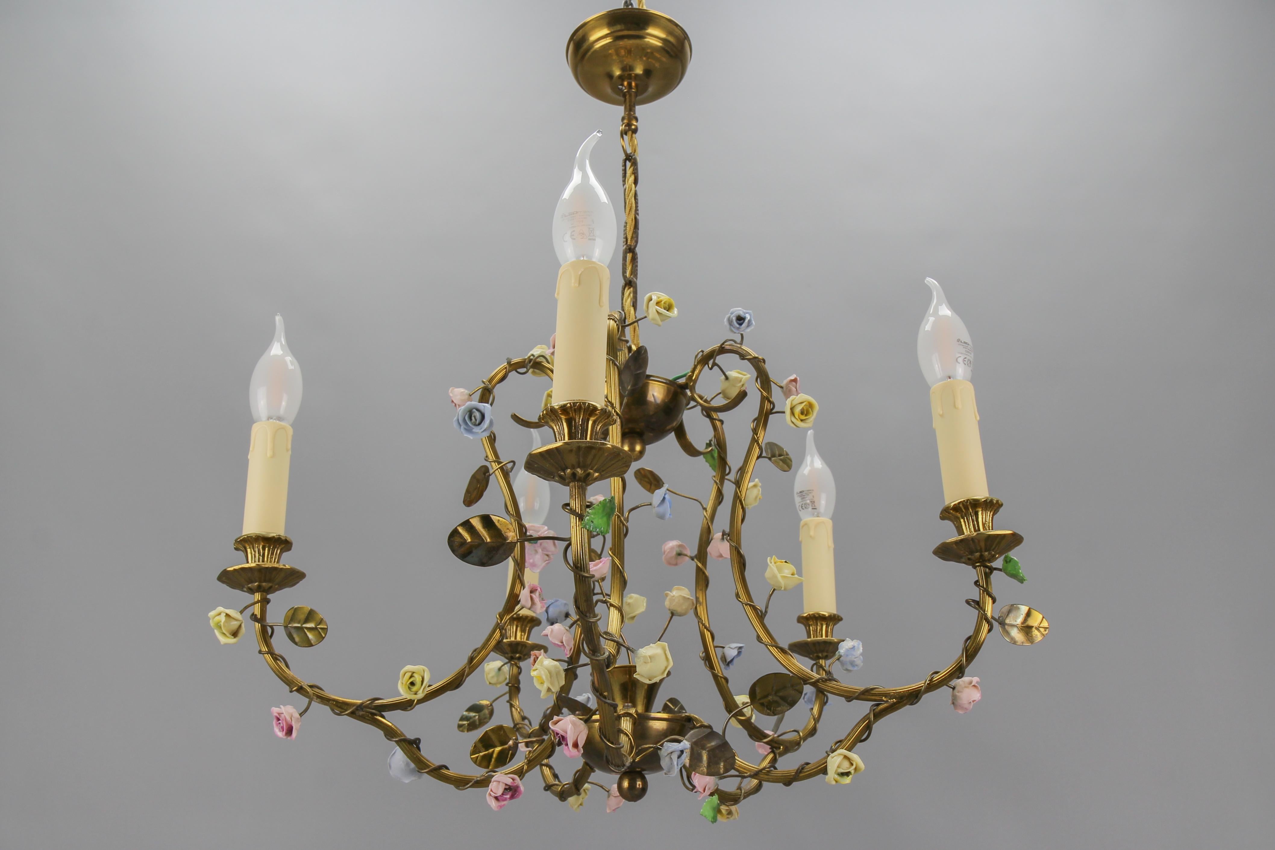 French Brass and Porcelain Flower Five-Light Chandelier, 1920s For Sale 7