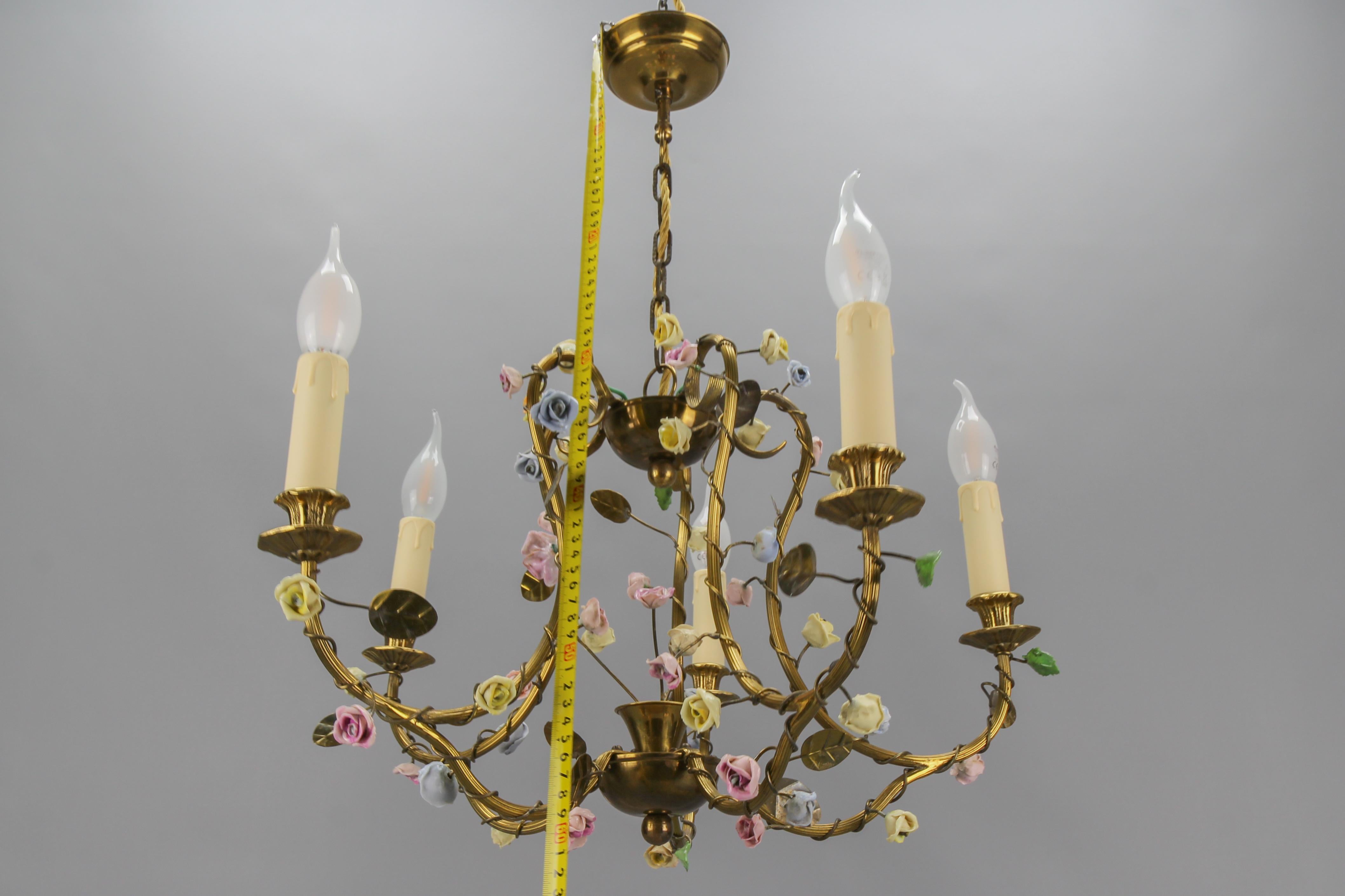 French Brass and Porcelain Flower Five-Light Chandelier, 1920s For Sale 13