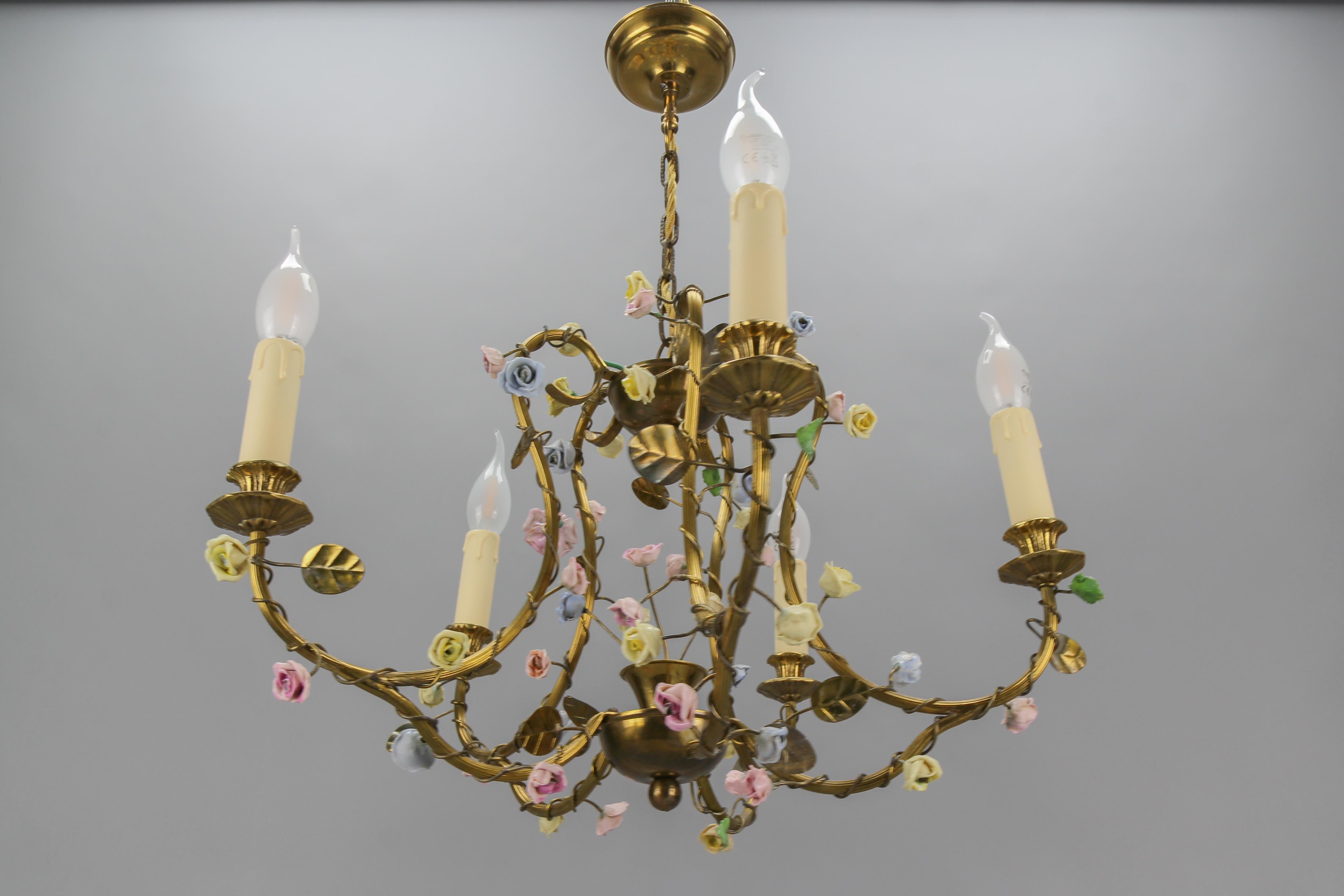 Belle Époque French Brass and Porcelain Flower Five-Light Chandelier, 1920s For Sale