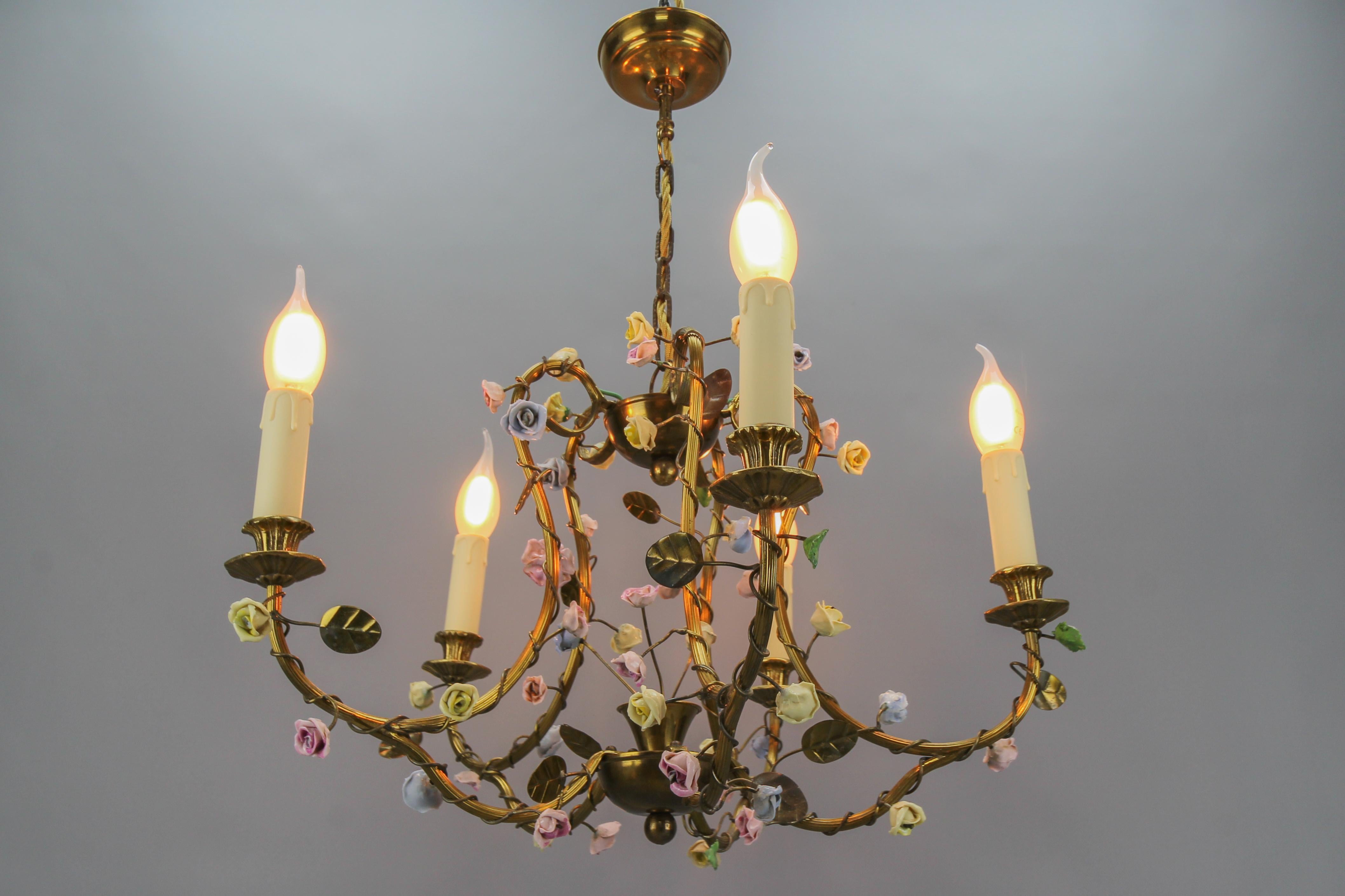 French Brass and Porcelain Flower Five-Light Chandelier, 1920s In Good Condition For Sale In Barntrup, DE