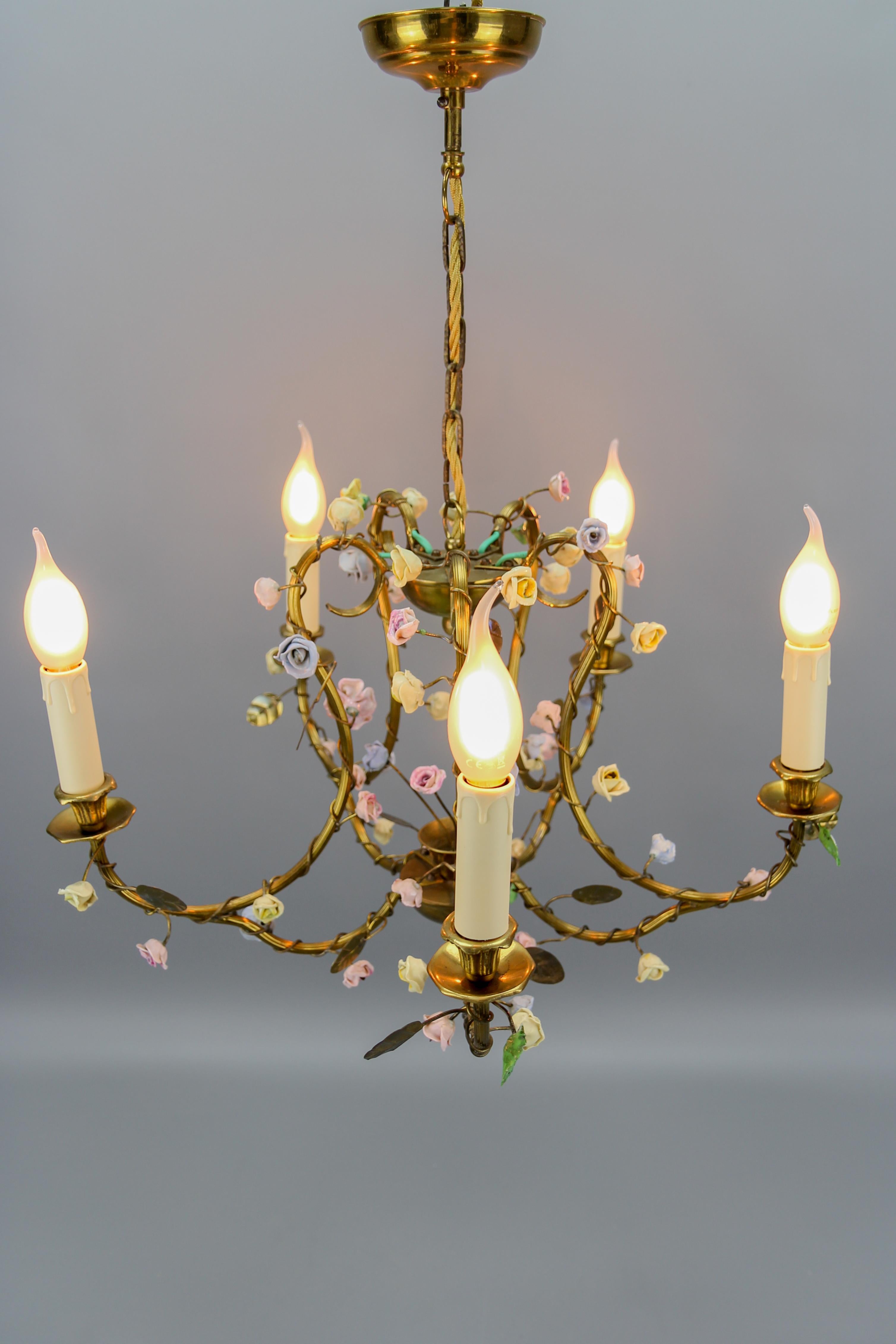 French Brass and Porcelain Flower Five-Light Chandelier, 1920s For Sale 1