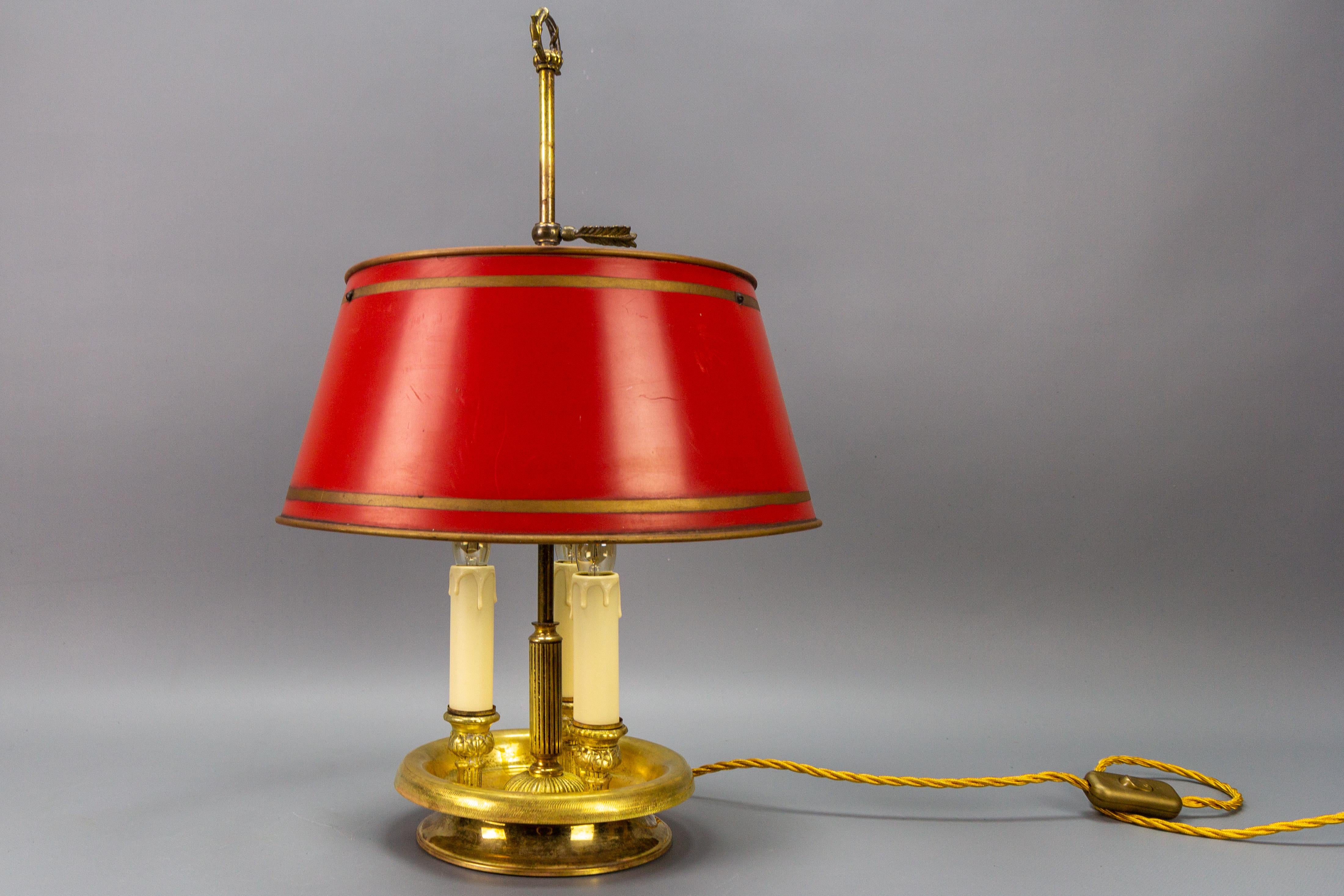 Französisches Messing und roter Tole-Schirm Dreilichtige Bouillotte-Schreibtischlampe im Angebot 4