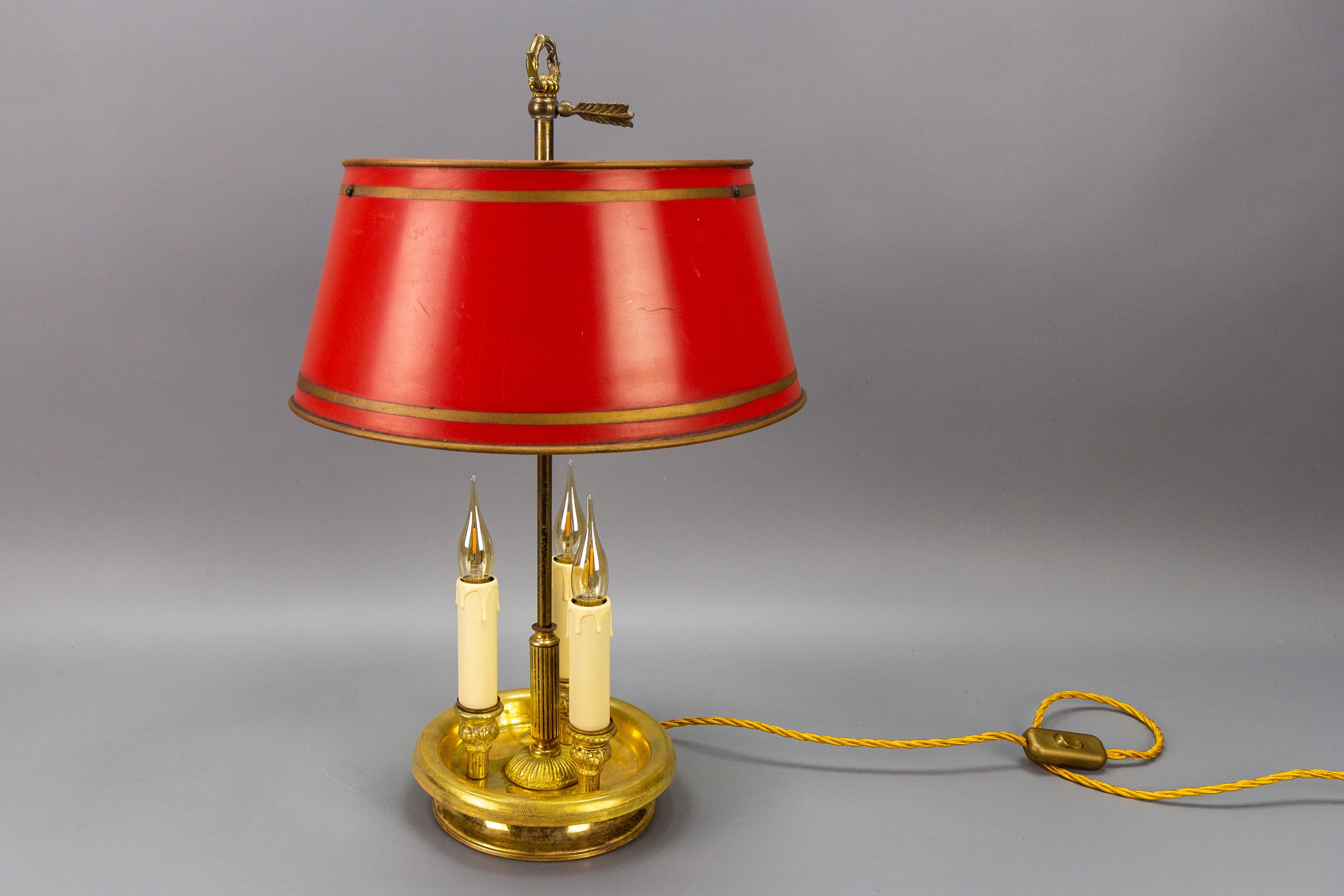 Französisches Messing und roter Tole-Schirm Dreilichtige Bouillotte-Schreibtischlampe im Angebot 5