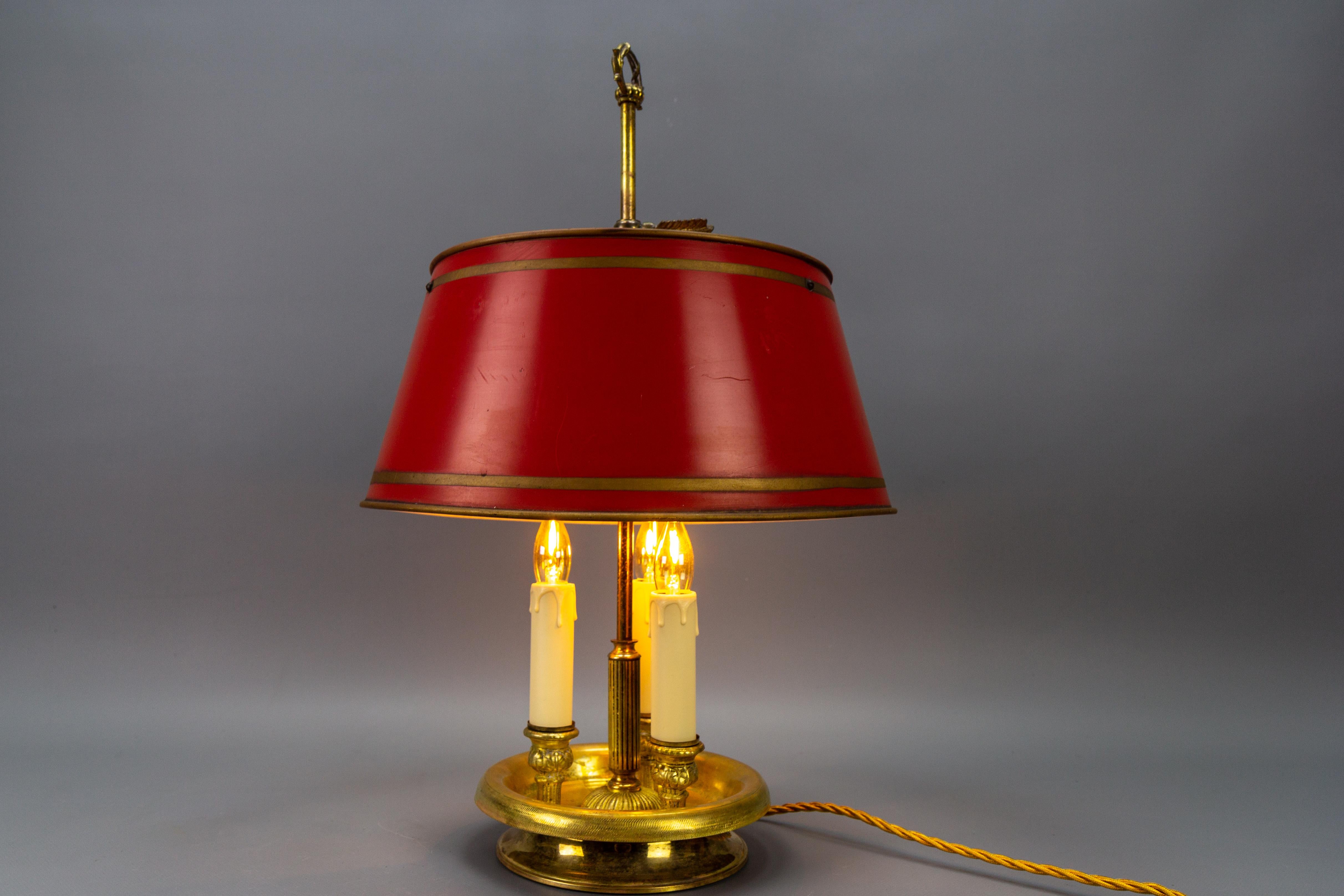 Französisches Messing und roter Tole-Schirm Dreilichtige Bouillotte-Schreibtischlampe im Angebot 6