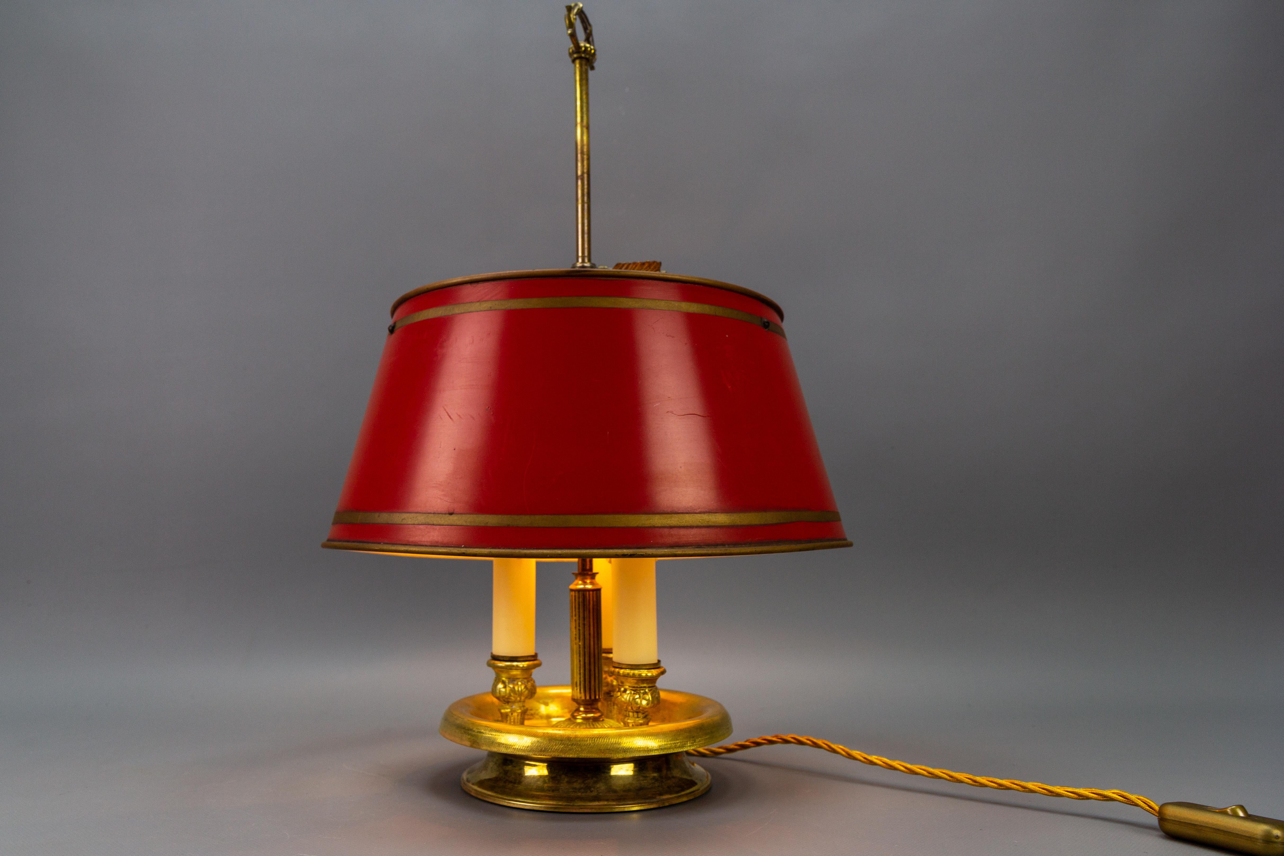 Französisches Messing und roter Tole-Schirm Dreilichtige Bouillotte-Schreibtischlampe im Angebot 7