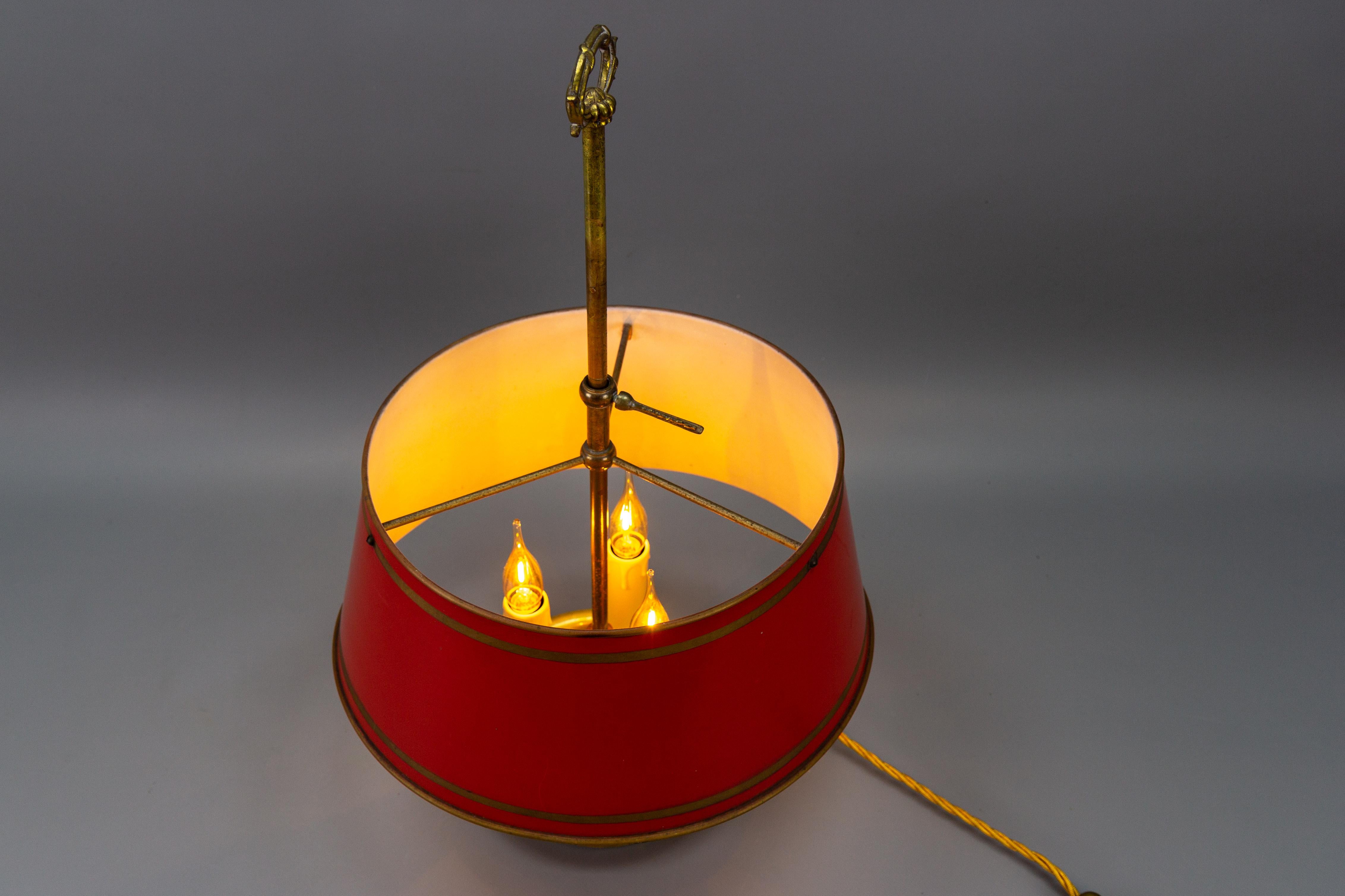 Französisches Messing und roter Tole-Schirm Dreilichtige Bouillotte-Schreibtischlampe im Angebot 8