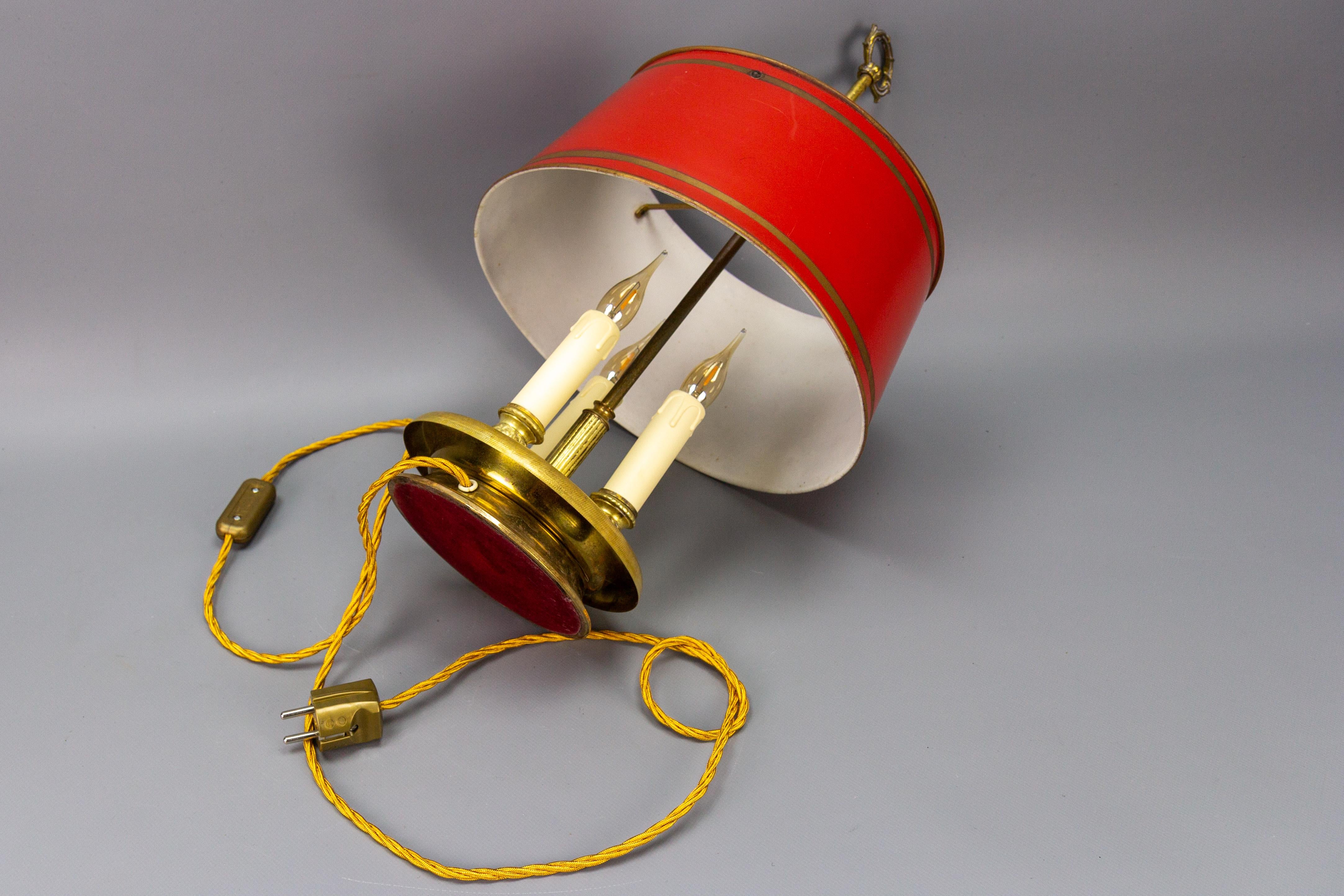 Französisches Messing und roter Tole-Schirm Dreilichtige Bouillotte-Schreibtischlampe im Angebot 9