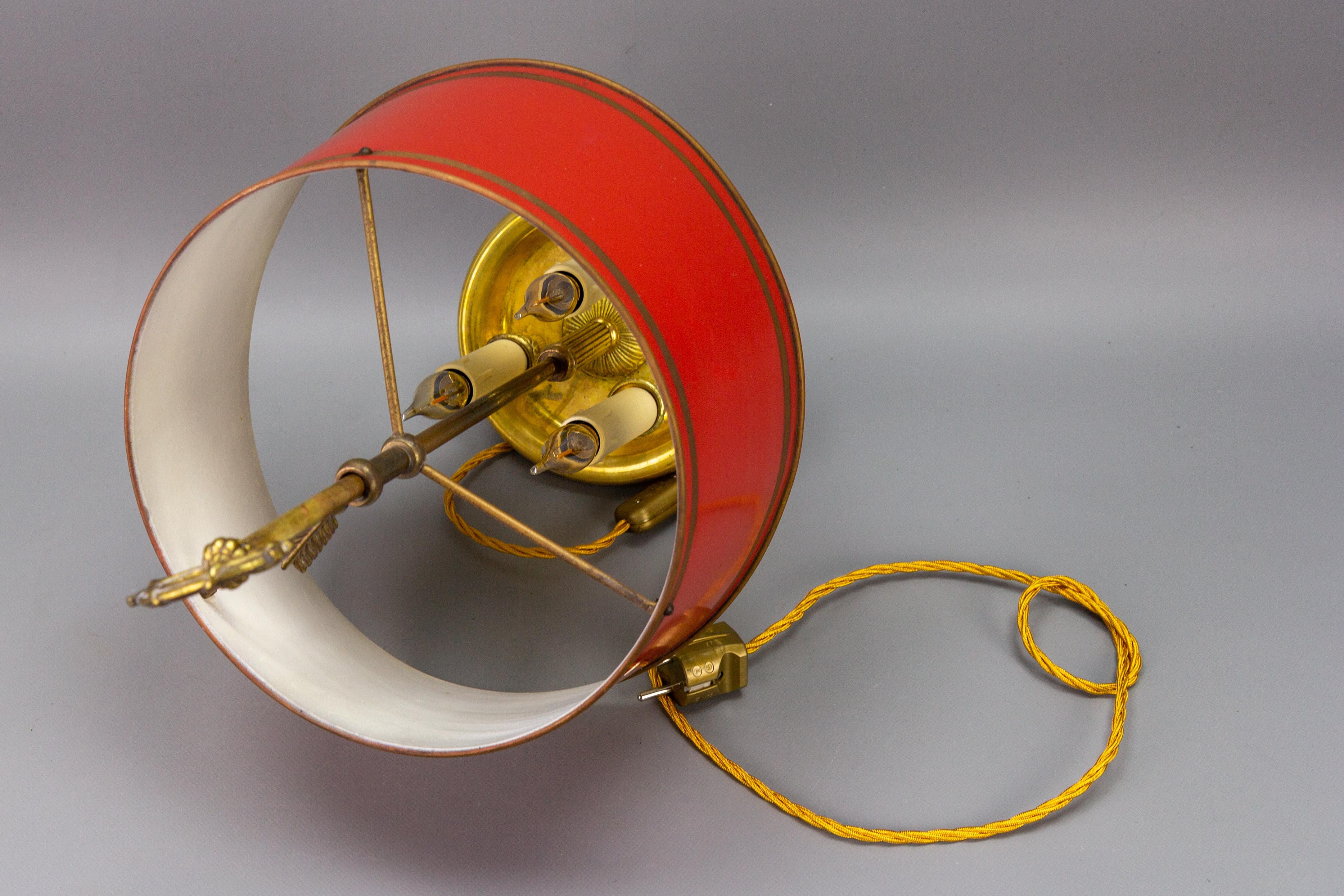 Französisches Messing und roter Tole-Schirm Dreilichtige Bouillotte-Schreibtischlampe im Angebot 10