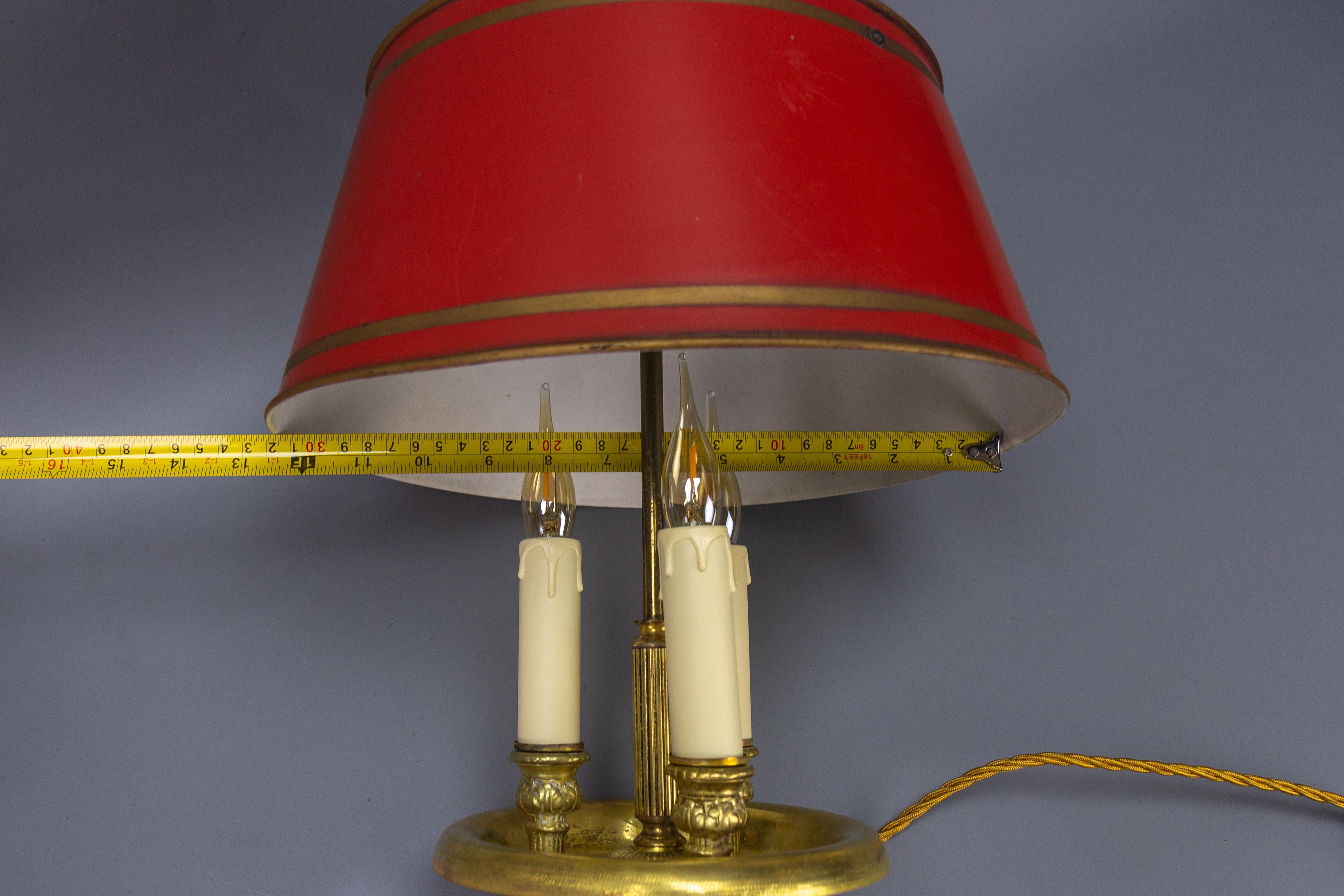 Französisches Messing und roter Tole-Schirm Dreilichtige Bouillotte-Schreibtischlampe im Angebot 11