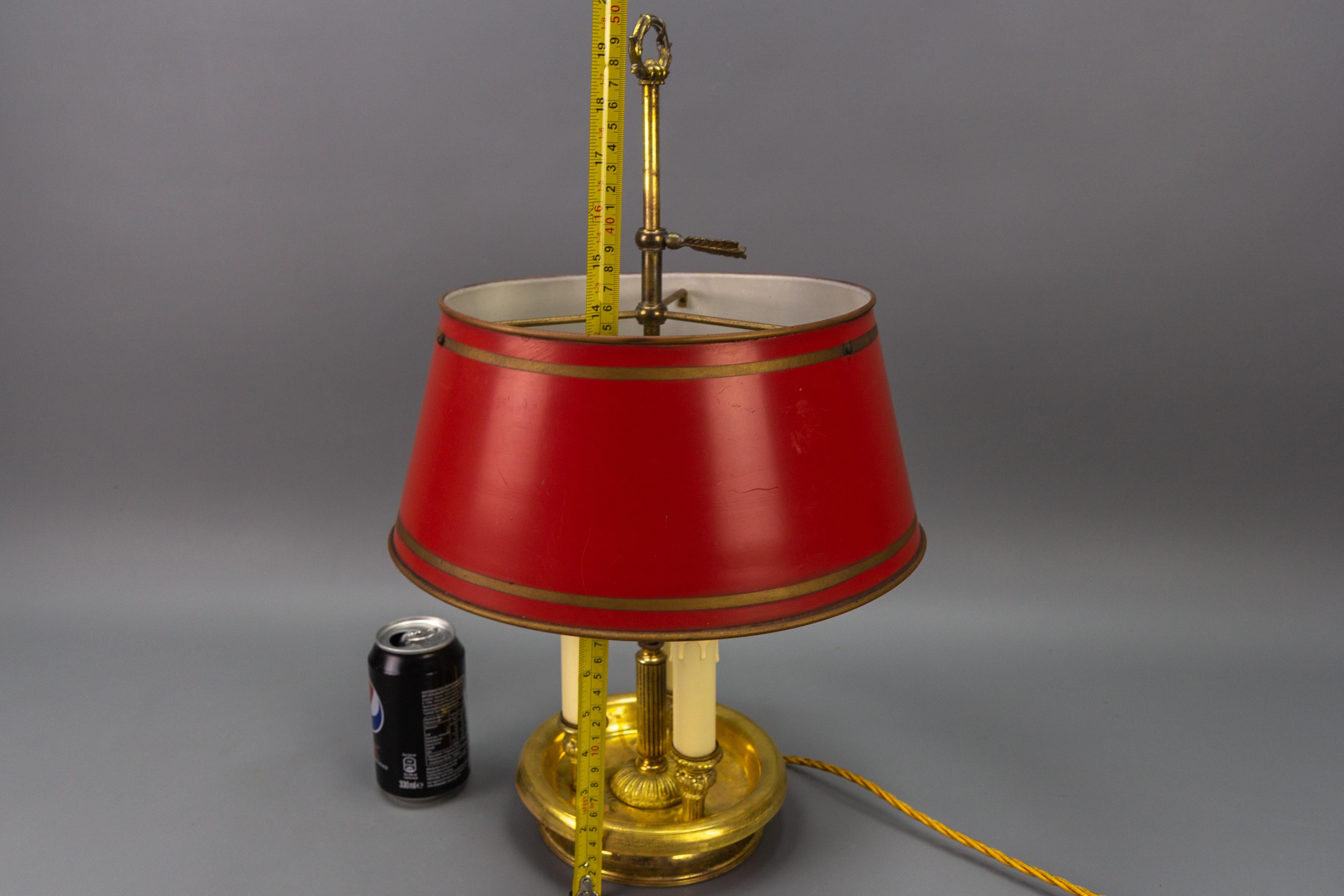 Französisches Messing und roter Tole-Schirm Dreilichtige Bouillotte-Schreibtischlampe im Angebot 12