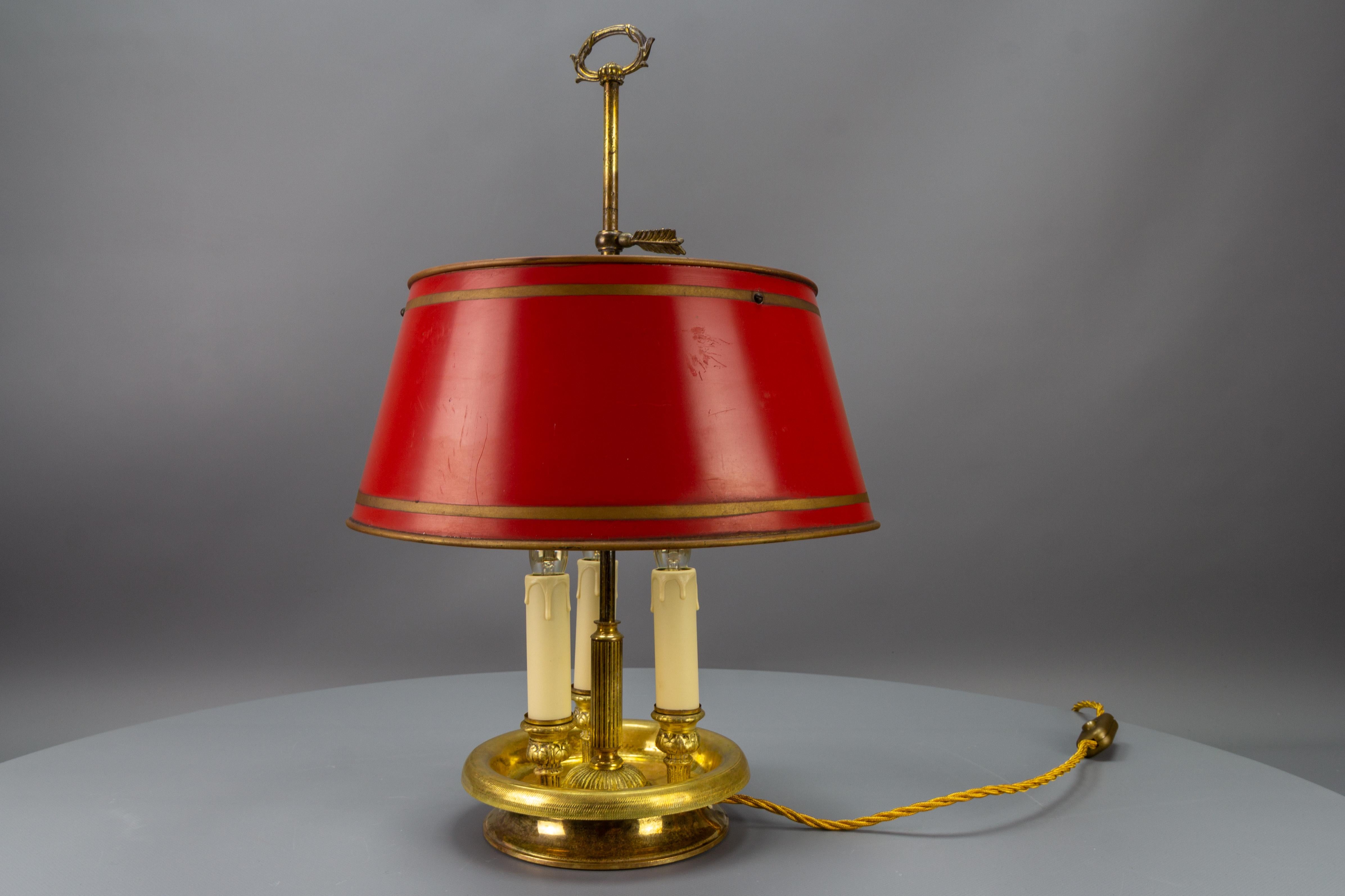 Französisches Messing und roter Tole-Schirm Dreilichtige Bouillotte-Schreibtischlampe im Angebot 13