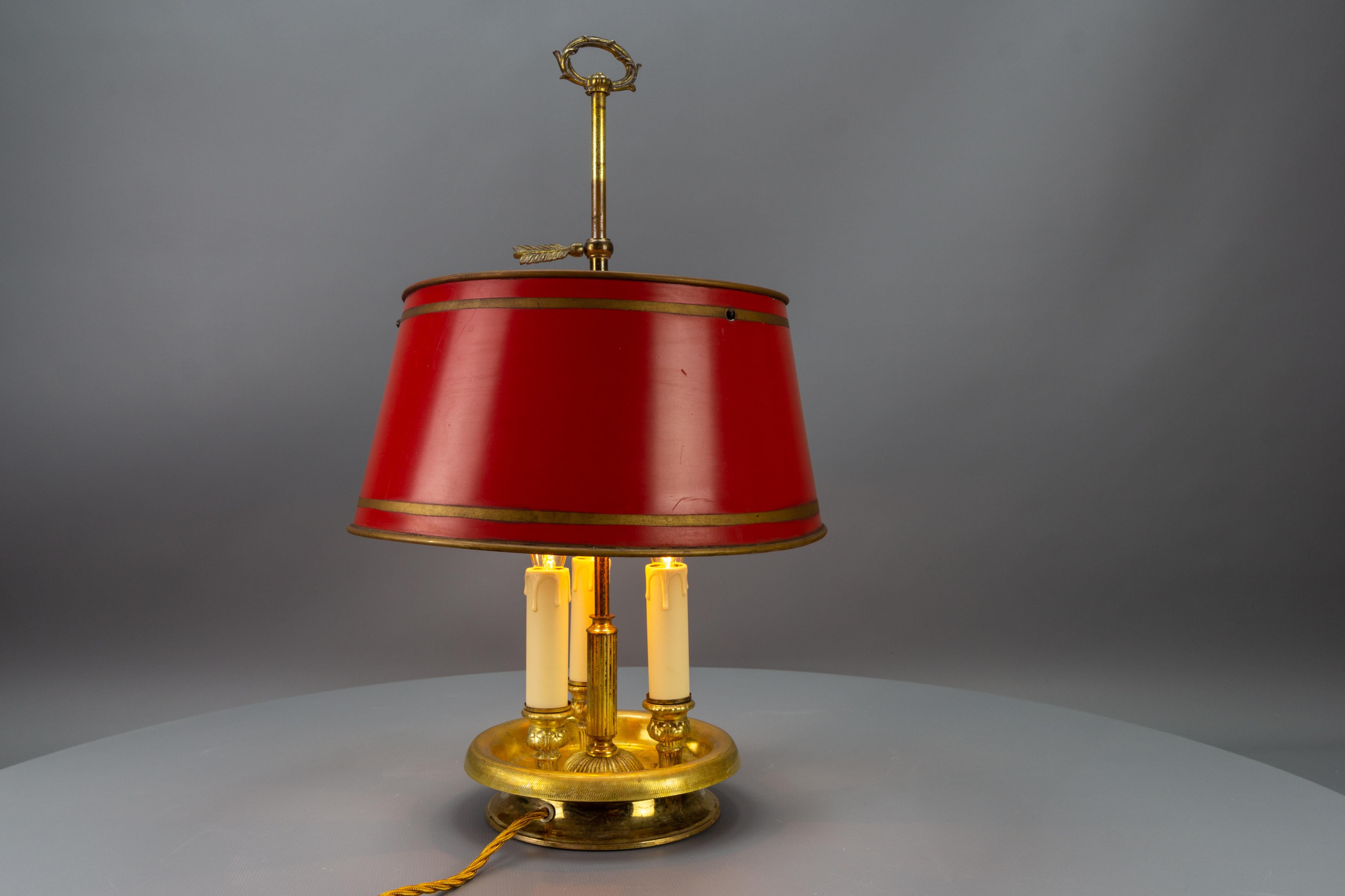 Französisches Messing und roter Tole-Schirm Dreilichtige Bouillotte-Schreibtischlampe (Louis XVI.) im Angebot