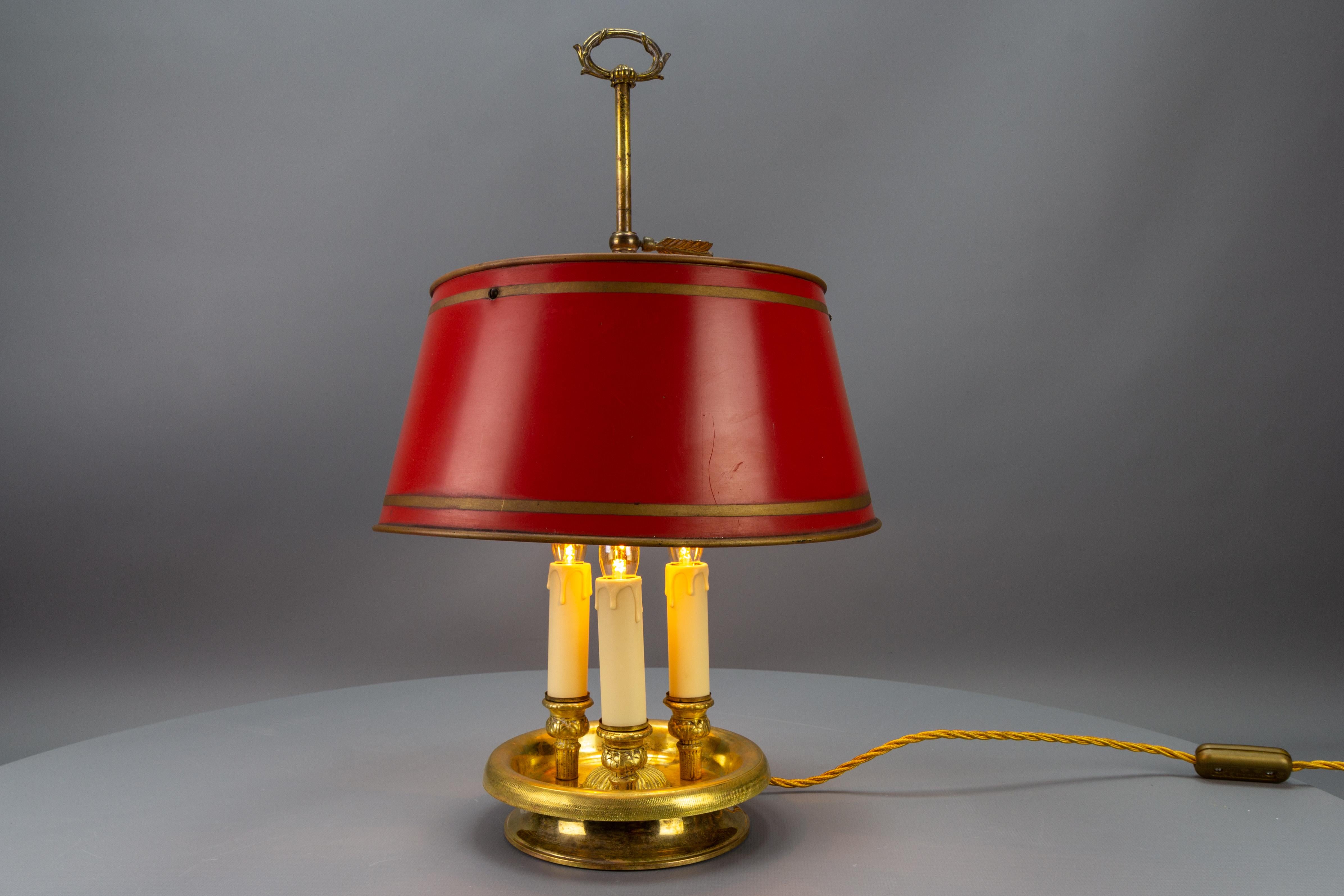 Französisches Messing und roter Tole-Schirm Dreilichtige Bouillotte-Schreibtischlampe (Metallarbeit) im Angebot