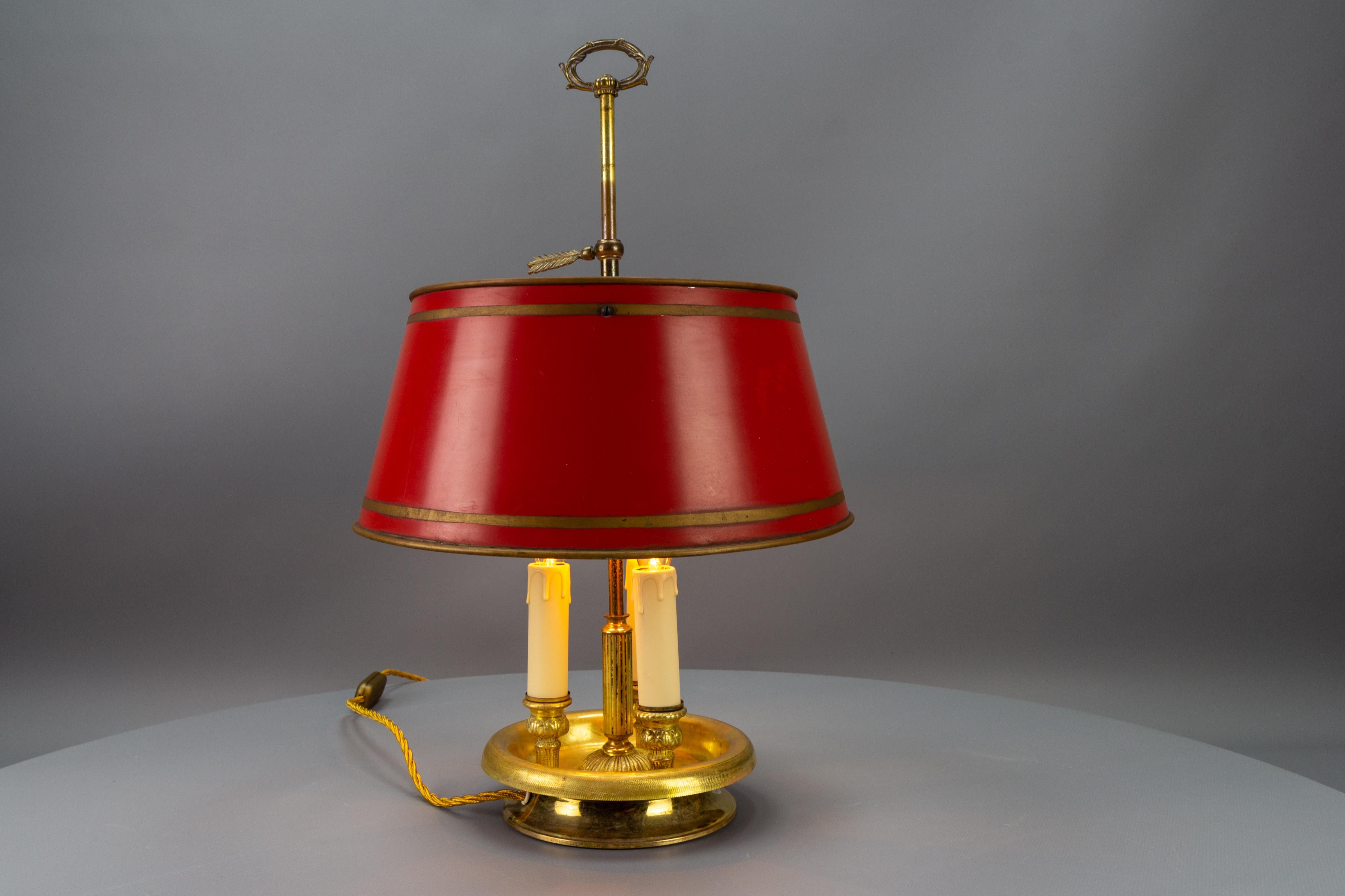 Französisches Messing und roter Tole-Schirm Dreilichtige Bouillotte-Schreibtischlampe im Zustand „Gut“ im Angebot in Barntrup, DE