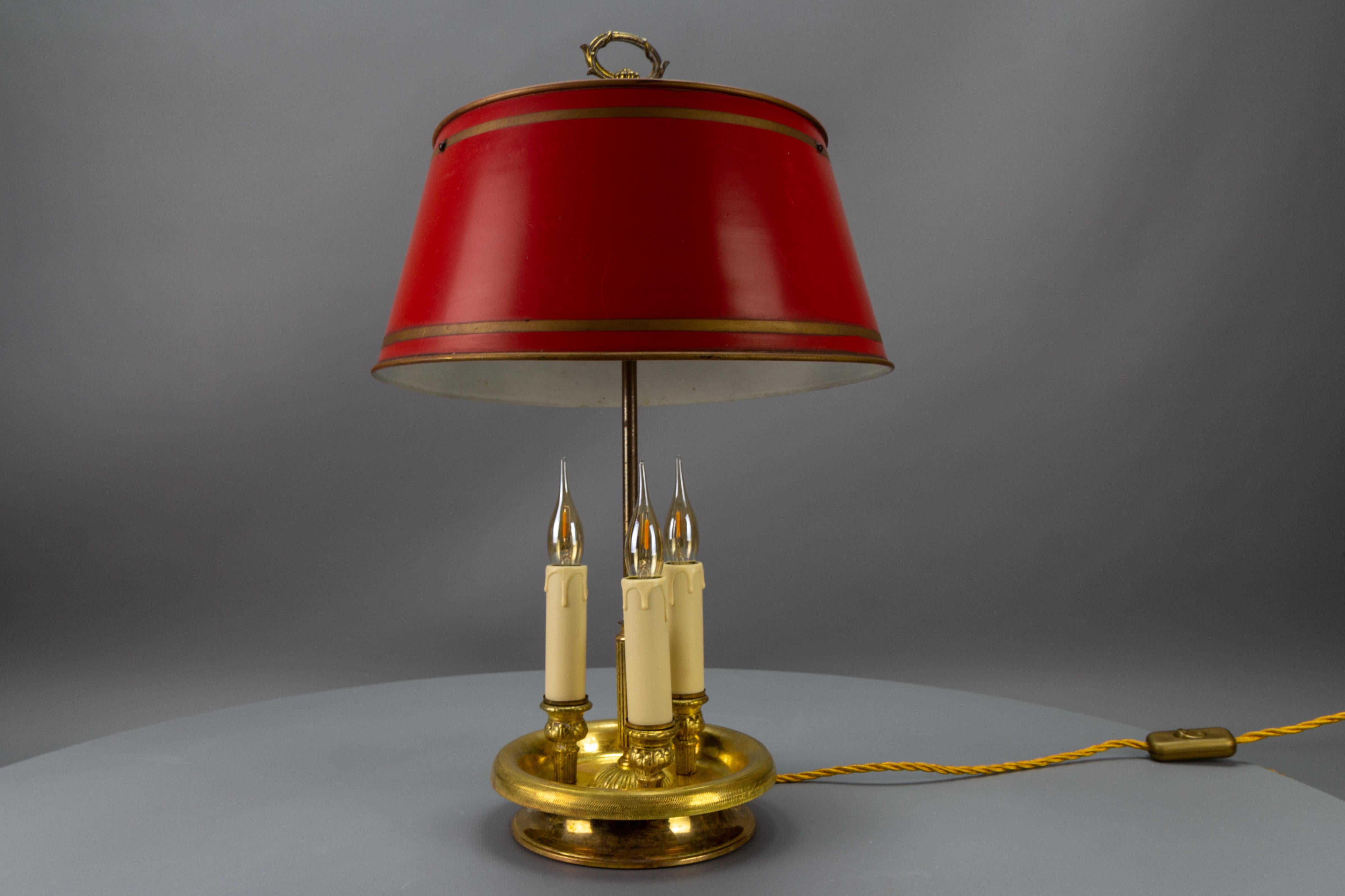Französisches Messing und roter Tole-Schirm Dreilichtige Bouillotte-Schreibtischlampe (Mitte des 20. Jahrhunderts) im Angebot
