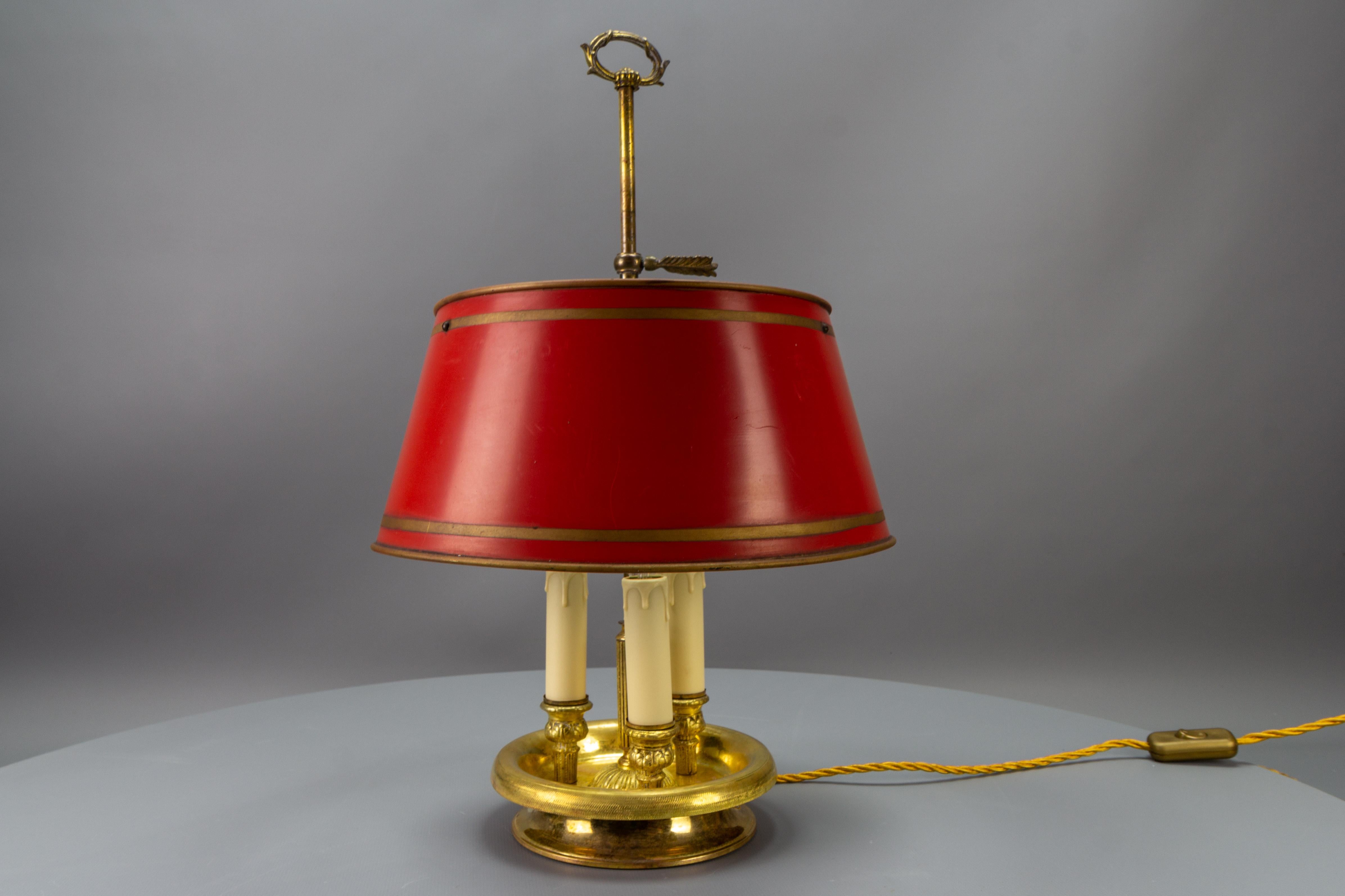 Französisches Messing und roter Tole-Schirm Dreilichtige Bouillotte-Schreibtischlampe im Angebot 1
