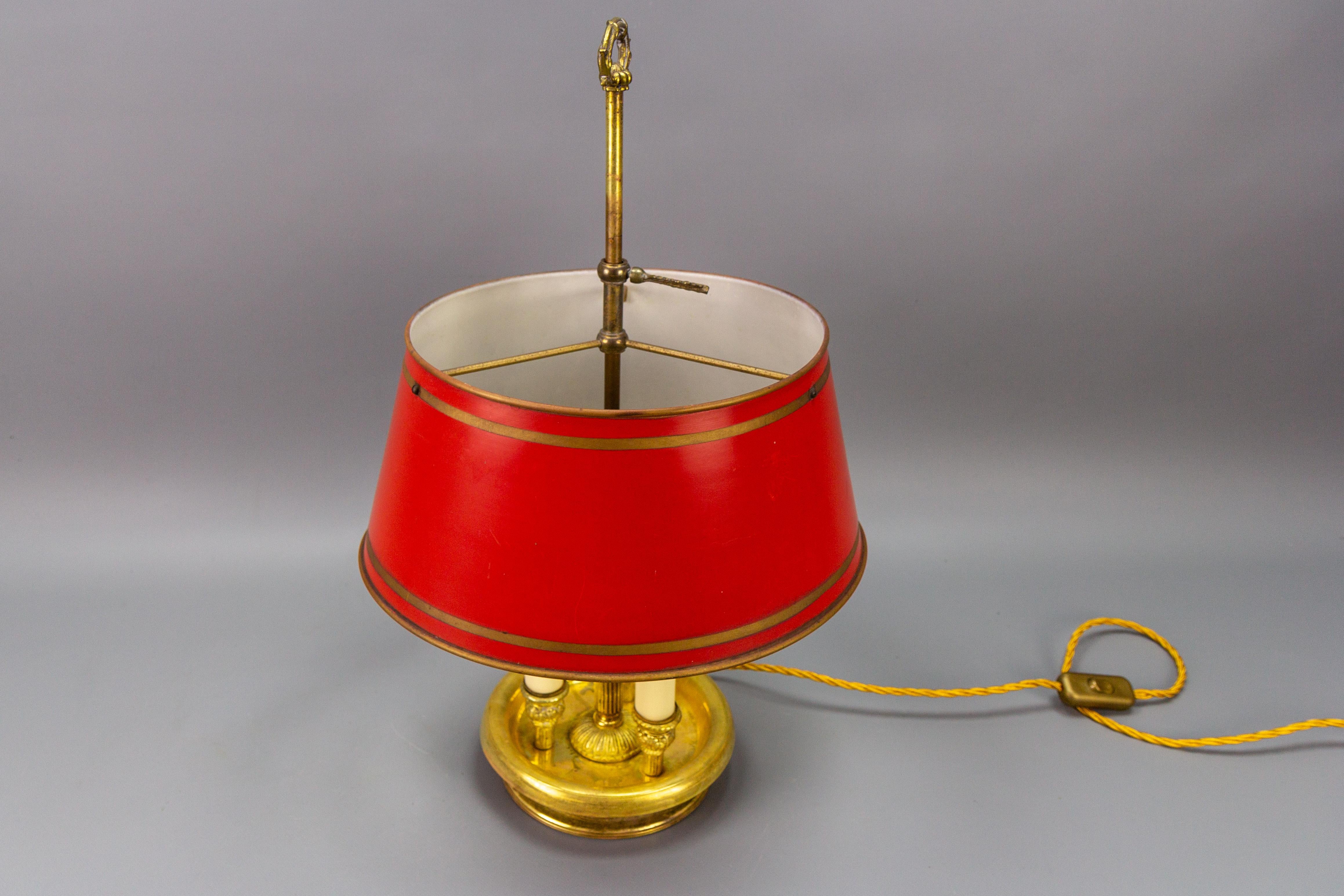Französisches Messing und roter Tole-Schirm Dreilichtige Bouillotte-Schreibtischlampe im Angebot 3