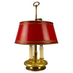 Lámpara de escritorio Bouillotte de tres luces de latón francés y pantalla de tole rojo