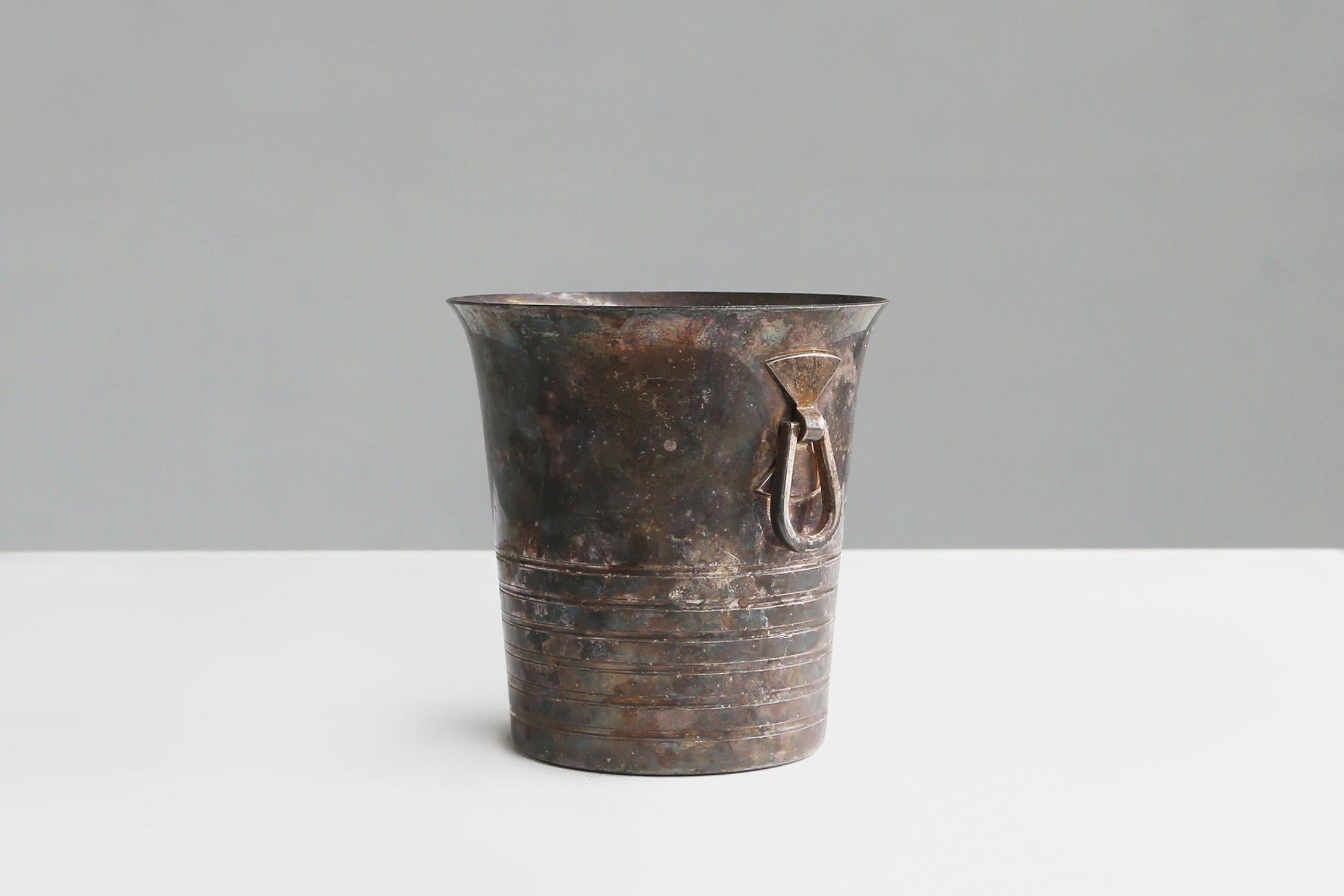 France / 1900 / Ice Bucket / brass and silver plating / Mid-Century / Vintage

Elegant silver plated brass ice bucket or wine cooler with nice patina in Wiskemann style. With two round handles. Crafted in France around 1900.

This beautiful classic