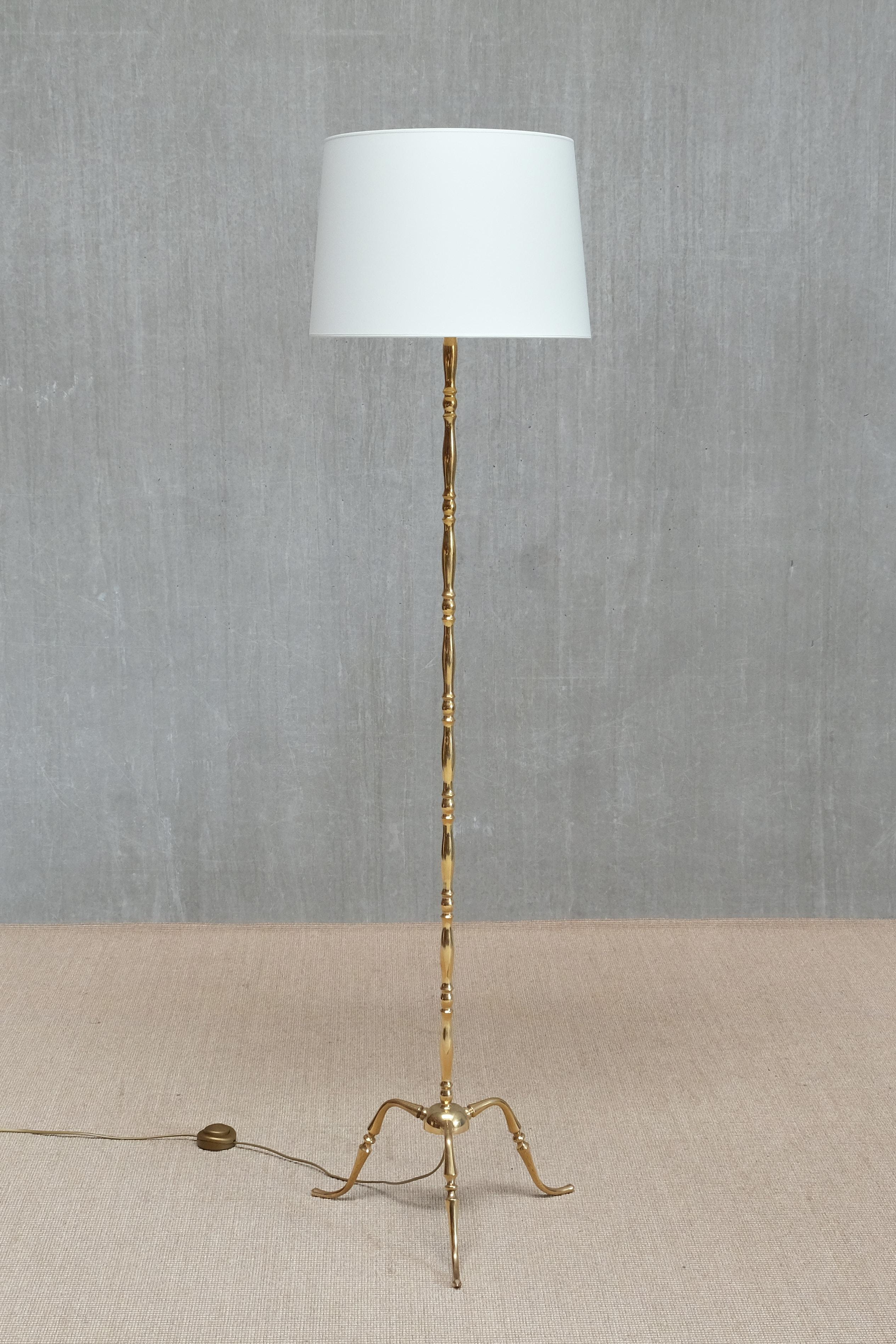 Esta elegante lámpara de pie se fabricó en Francia a finales de la década de 1950.
Fabricado íntegramente en latón, el diseño refleja el refinado estilo neoclásico que suele asociarse a la Maison Jansen.

El esbelto tallo se compone de una serie de