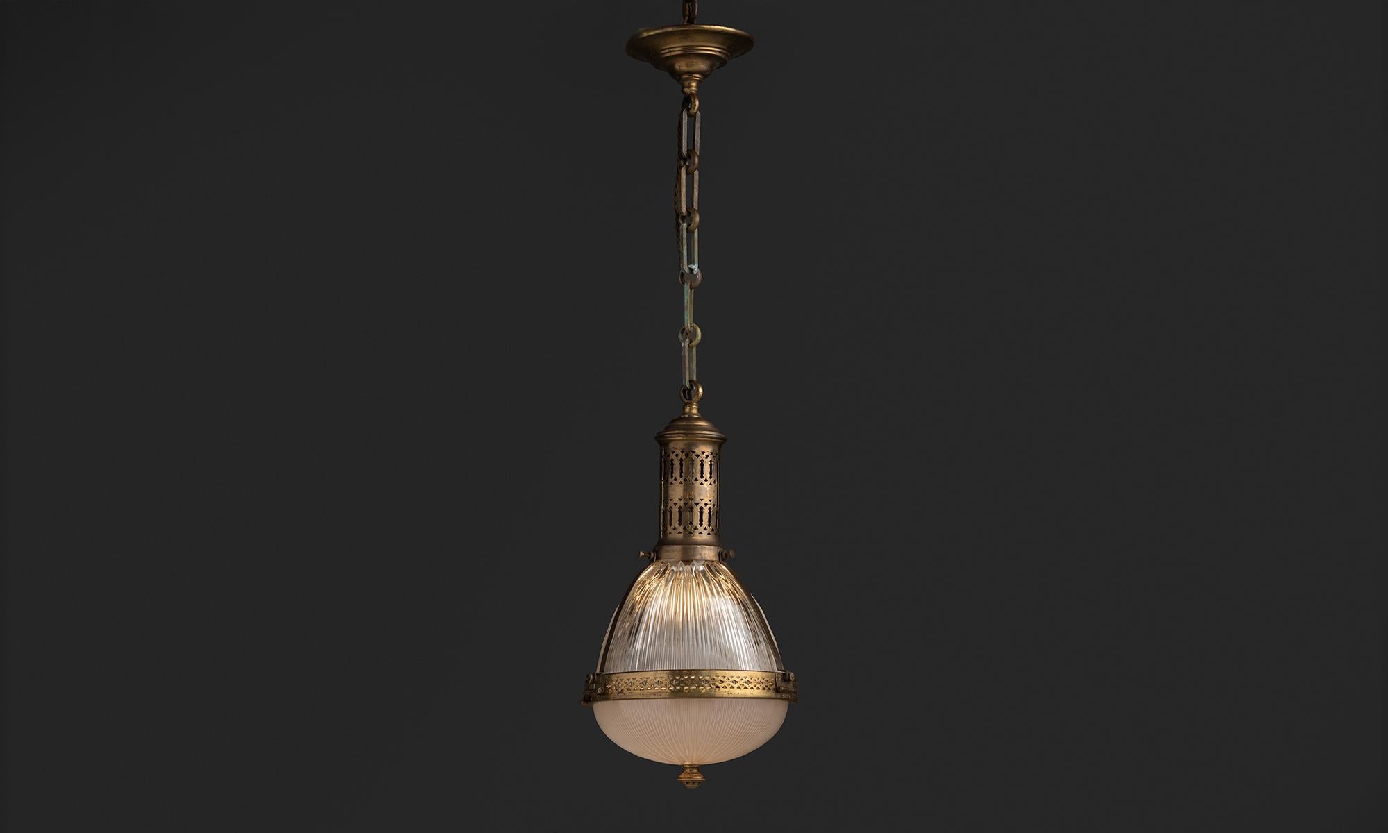 Inghilterra, 1930
Paralume in vetro Holophane a gabbia con ferramenta e baldacchino in ottone.
11 