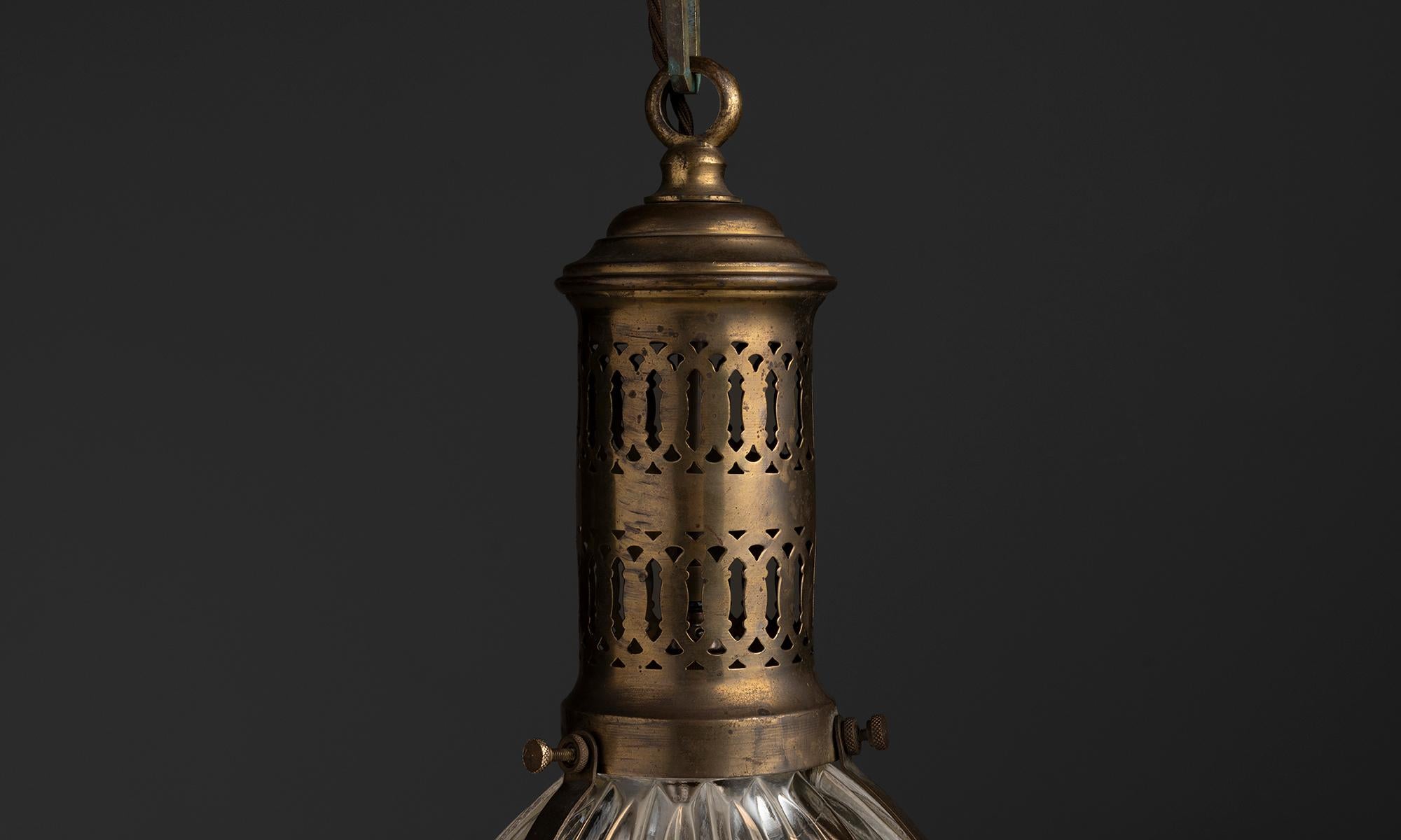 Lampada a sospensione da soffitto Holophane a gabbia in ottone francese, Inghilterra 1930 In condizioni buone in vendita a Culver City, CA