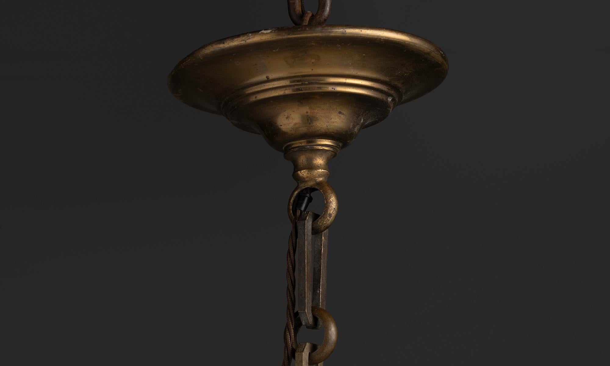 Metà XX secolo Lampada a sospensione da soffitto Holophane a gabbia in ottone francese, Inghilterra 1930 in vendita