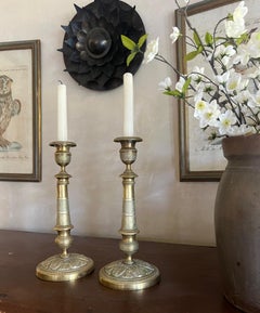 Französische Messing-Kerzenleuchter - 2 Stück, CIRCA 1830