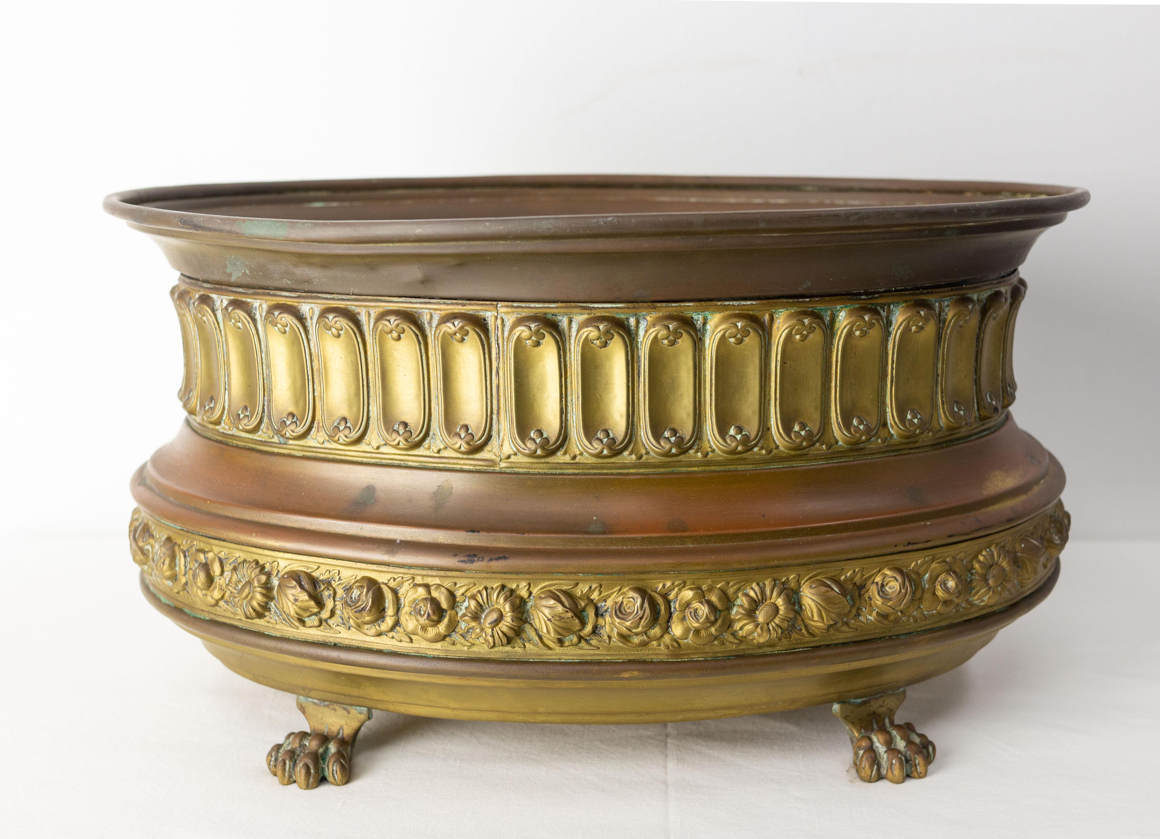 Copper & brass jardiniere center piece with a metal altenance giving a very interesting color scheme.
decoration of canes, roses and lions' feet.
Made circa 1890, in the art Nouveau period, France.

Shipping: 
26.5 / 38.5 / 21 cm 0.9 Kg.