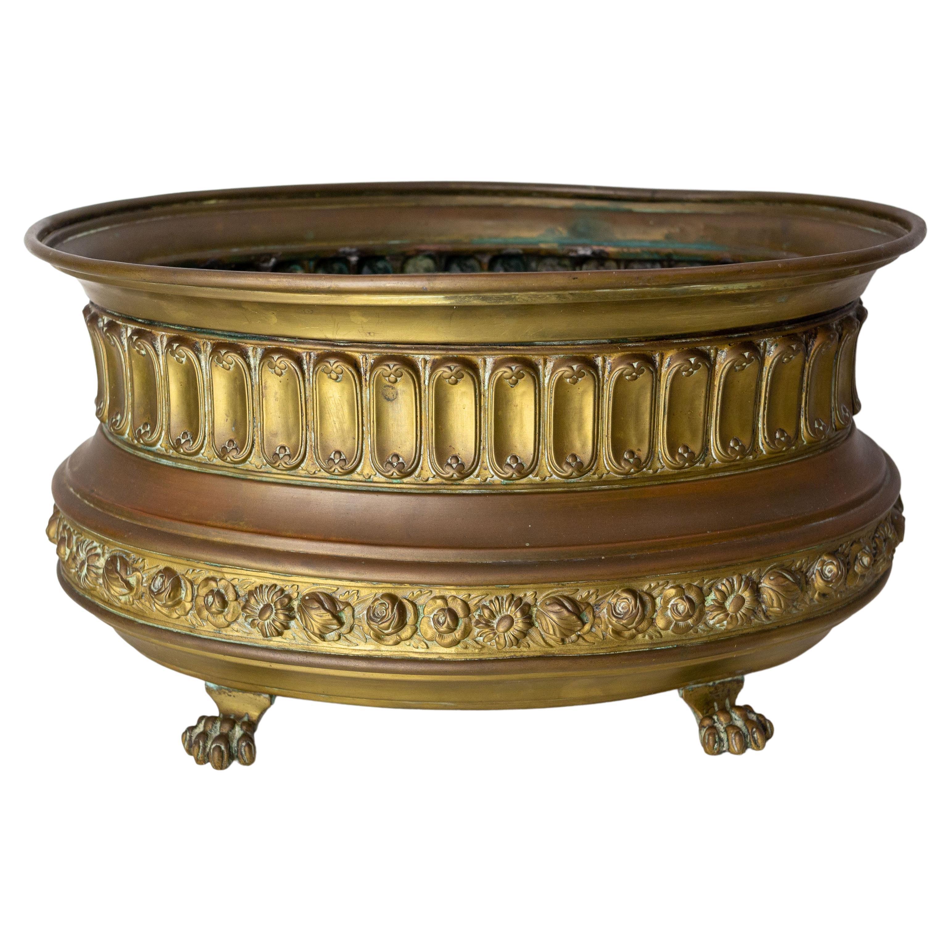 French Brass Centerpiece Jardiniere, Roses & Lion Paws, Art Nouveau Late 19th C In Good Condition For Sale In Labrit, Landes