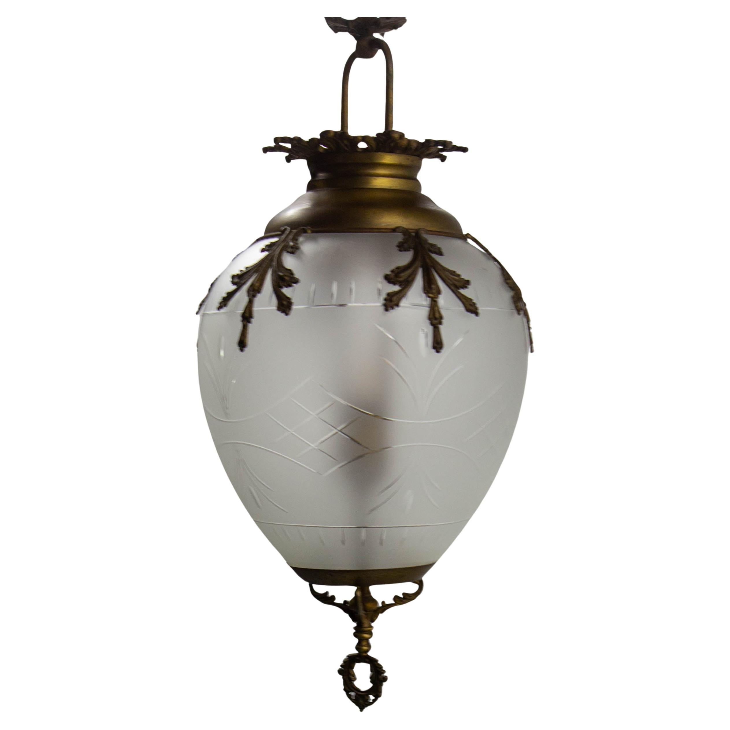 Frozen & brass ceiling pendant made circa 1900 in the classical style.
Good antique condition.
This lustre is suitable to USA or EU and UK standards.

Shipping:
D32 H69 4 kg.