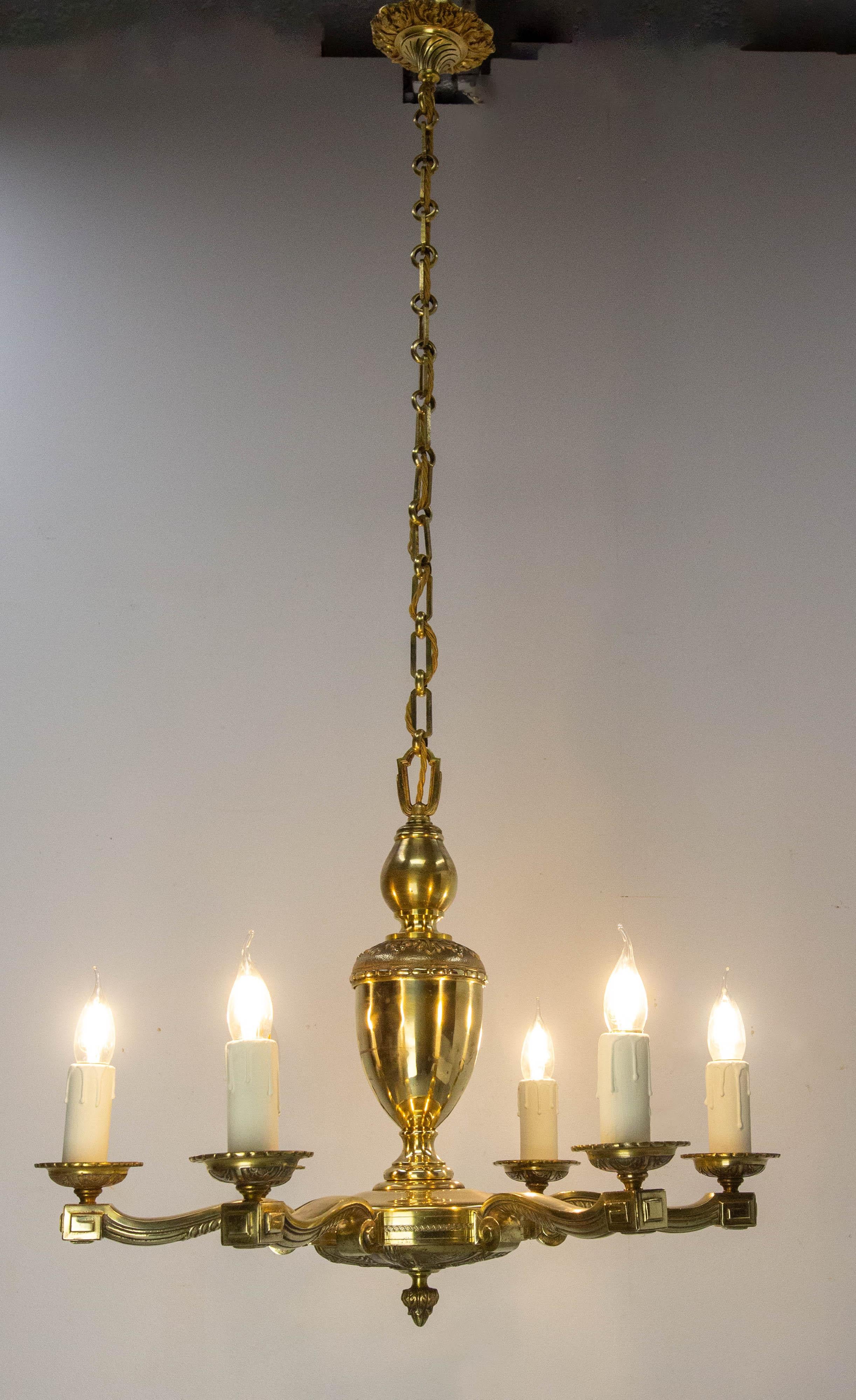 Lampadario francese o lustro in ottone.
È possibile accorciare la catena rimuovendo le maglie.
Una leggera ammaccatura nella parte superiore del lampadario, vedi ultima foto.
Buone condizioni.

Spedizione:
59 / 67 / 128 cm 8.3 Kg
