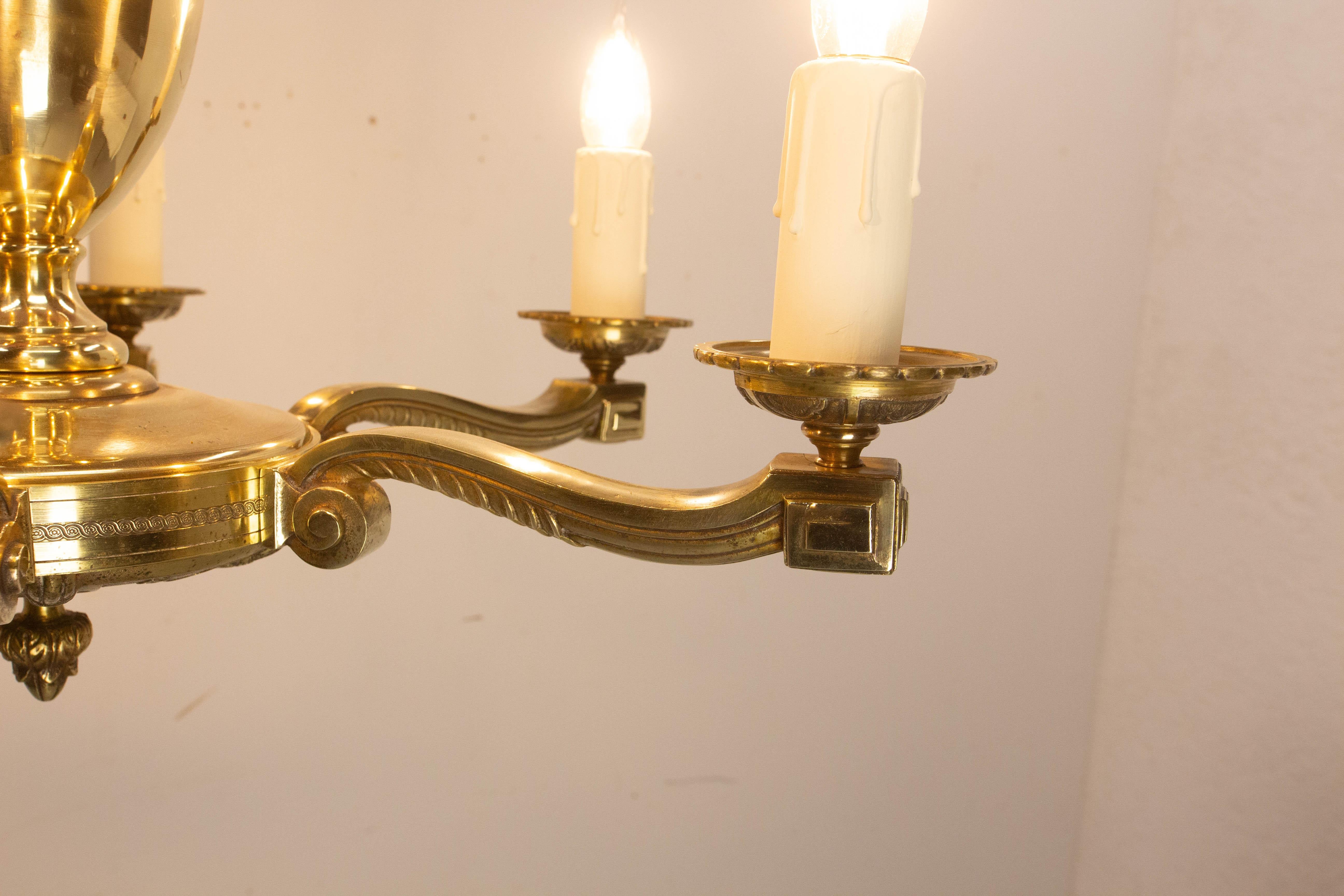 Lampadario a soffitto in ottone francese con 6 lampadine, circa 1940 in vendita 1